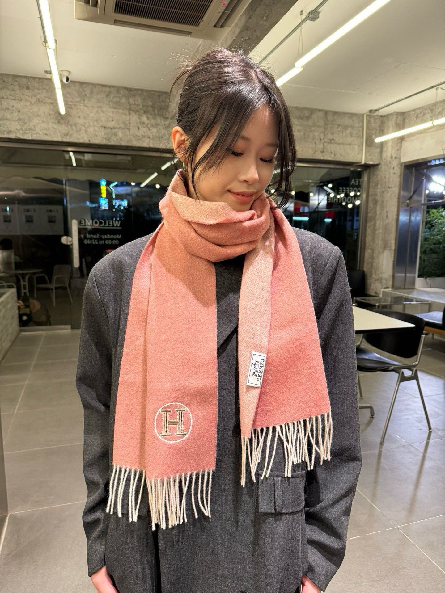 NO:183310,[HERMES · Hermes' rare gentle color scheme, super obsessed with temperament, low-key, quiet and elegant] Highlights and comfortable temperament, simple but not simple, full of big brands, Super Amway's simple H embroidery logo, simple but not lacking in luxury temperament, the finishing touch is indeed and aesthetic, the pursuit of successful people, the perfect choice for couples with absolute colors, elegant colors, not enchanting specifications 35 x 180cm high-version scarf, high-version scarf, hermes, hermes19860909批【HERMES · 爱马仕难得一见的温柔配色,超级迷恋气质低调恬静又不失优雅】重点推荐高级舒适时髦气质,简约却又不简单,大牌范十足,超级安利简约的大H刺绣标志,简约却不失奢华气质,点睛之笔确又不失美感,成功人士的追求,色彩绝对绝对的情侣款不二之选,颜色淡雅,不妖娆规格35 x 180cm高版本围巾,高版本围巾,hermes,hermes,scarf