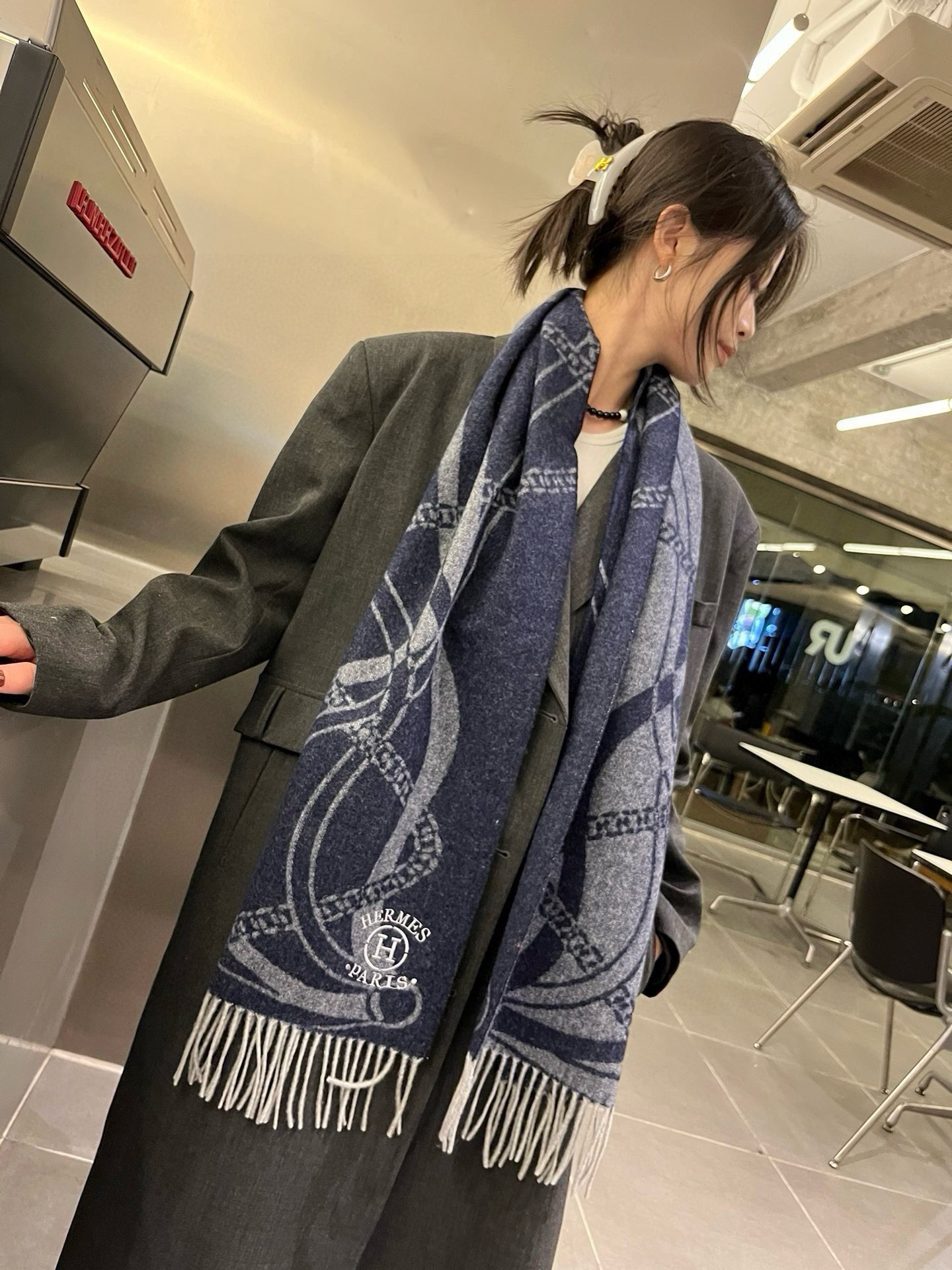 NO:183322,A major recommendation for Hermes parent cashmere scarf!  Top lamb cashmere material. High-end product, cashmere drape is visible to the naked eye and is very warm, soft and skin-friendly without tying the neck. As we all know, Big H has always been synonymous with excellence. No matter whether it is selected, the design and workmanship are impeccable, it is definitely exciting!  Universal size30*180cm cashmere high-version scarf, high-version scarf, hermes, hermes19860909批 Hermes · 爱马仕亲款羊绒围巾重磅推荐！顶级羔羊绒材质.高端货,羊绒垂感肉眼可见非常保暖,柔软亲肤不扎脖.众所周知,大H一直是精益求精的代名词 无论选材设计做工都无可挑剔,妥妥的让心心动！男女通用款 size30*180cm羊绒高版本围巾,高版本围巾,hermes,hermes,scarf