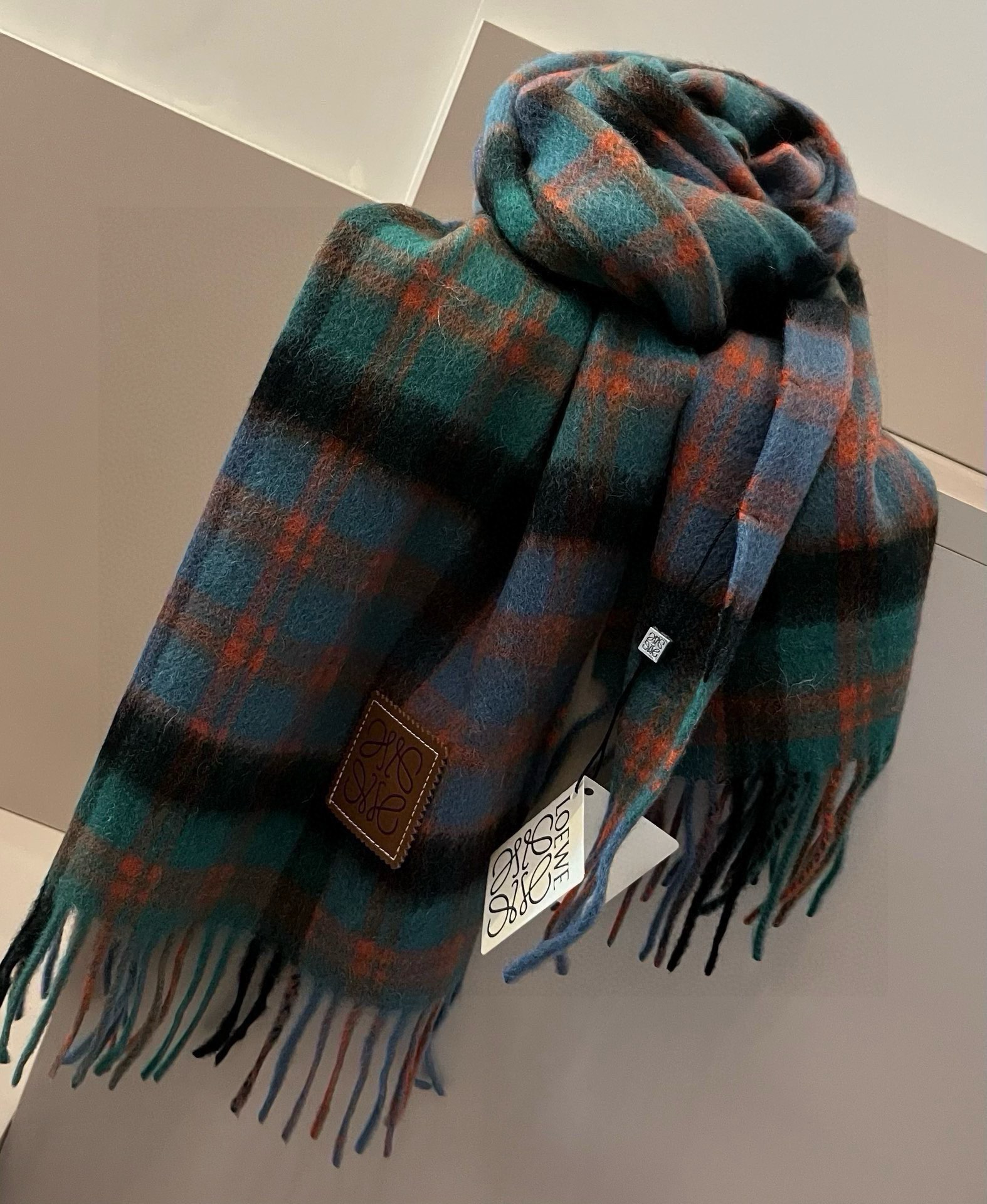 NO:183169,Comment Luo Yiwei LOEWE [Men and Female Scarf] praises you for keeping yourself, a rare high-end product!  Family welfare!  Very good scarf~Fabric, very soft, delicate and comfortable, atmospheric and simple, super beautiful color scheme, a style that any handsome guy and beautiful girl will like~The classic 30cm wide cashmere scarf!  Universal style for men and women, specifications of 30*180 (including total length of 180cm). They are suitable for formal wear or casual wear. They are completely fine with folding or circles. They are gentlemanly and stylish and have a warm demeanor!  High-version scarf, high-version scarf, loewe, loewe19860909批 罗意威LOEWE【男女围巾】怒赞自留,难得的高端货！家属福利！非常正的围巾~面料大爱,非常柔软细腻舒服,大气简约,超级好看的配色,任何帅哥美女都会喜欢的款吧~经典的30cm宽羊绒围巾！男女通用款式,规格30*180（含穗子总长180cm）,搭配正装或者搭配休闲装都很合适~对折挂围或者绕圈围都完全可以,绅士有型~有温度的风度！高版本围巾,高版本围巾,loewe,loewe,scarf