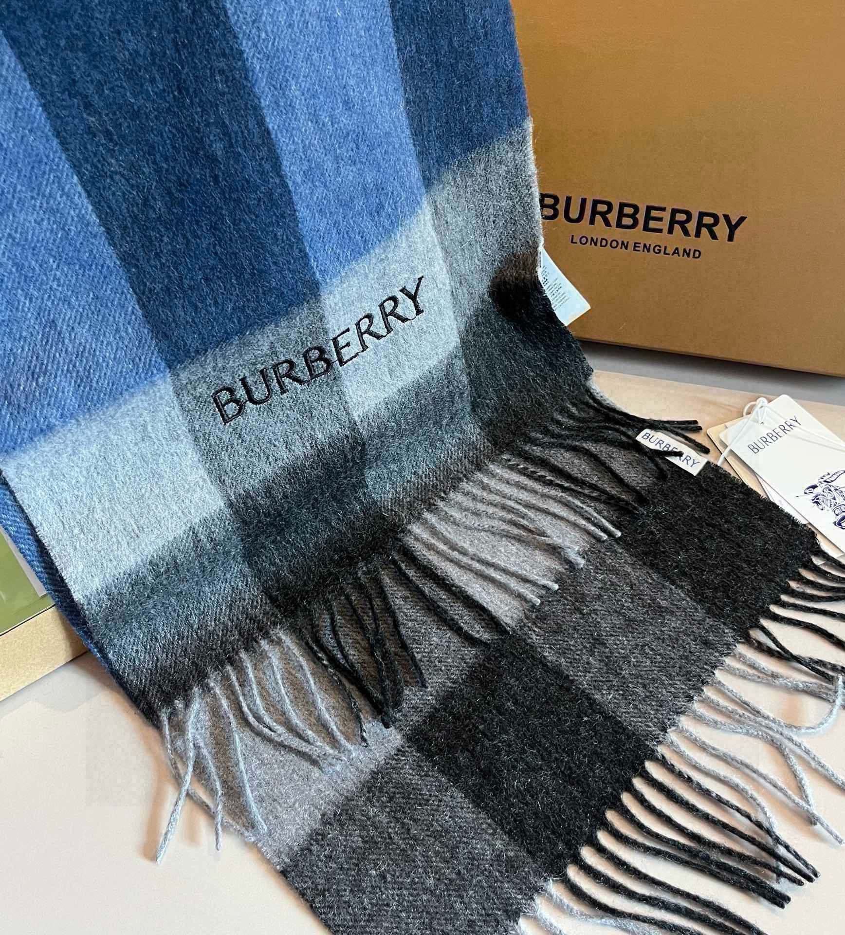 巴宝莉Burberry新款羊绒格子好看的要疯掉了太有型太有魅力了！！！非常品味时尚的秋冬单品！真的很喜欢