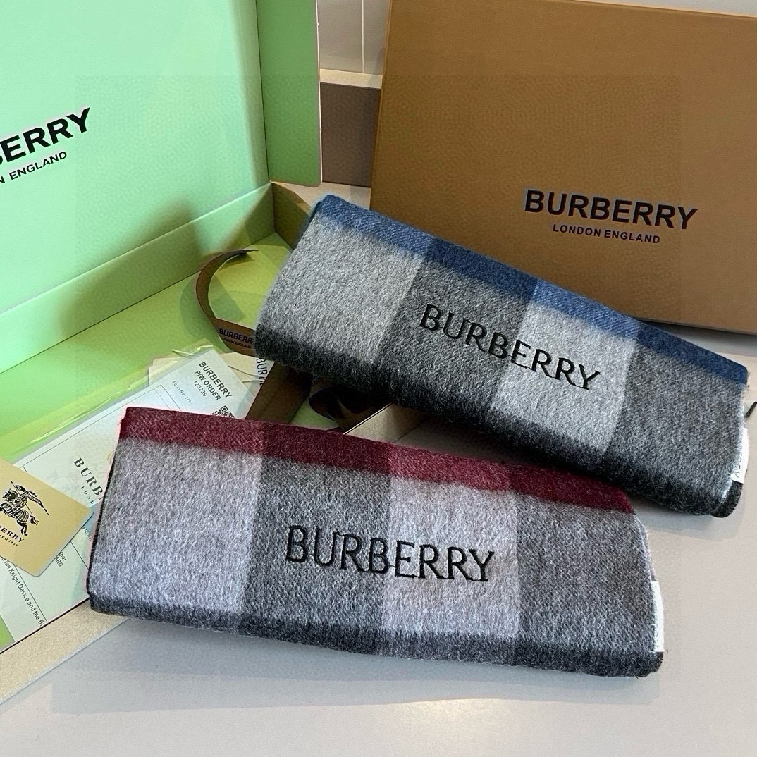 巴宝莉Burberry新款羊绒格子好看的要疯掉了太有型太有魅力了！！！非常品味时尚的秋冬单品！真的很喜欢