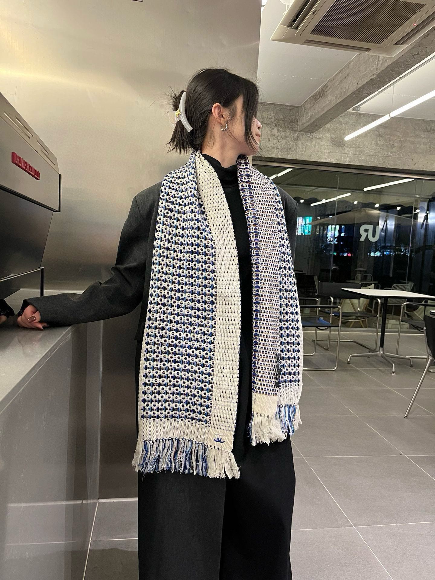 NO:183953,Comment [CHANEL·Chanel] likes to have good looks and high-quality personal products, and no matter how you match them, they are full of temperament. Wool knitting, hand-knitted, a scarf takes half a day to complete, so this type of goods is only produced in a small quantity, with fast hands and slow hands!  The soft and delicate touch is invincible. The fabric and craftsmanship are all the high-end feeling. size30*180cm high-end scarf, high-end scarf, chanel, chanel19860909批【CHANEL·香奈儿】喜欢有颜值,高质量的亲可入手,名媛单品,无论怎么搭配都是满满的气质感 绵羊毛针织,手工编织,一条围巾需要半天的手工才能完成,所以这类货只有少量生产,手快有手慢无！手感柔软细腻炒鸡无敌,无论面料还是工艺都是那种一看就很高级的感觉 size30*180cm高版本围巾,高版本围巾,chanel,chanel,scarf