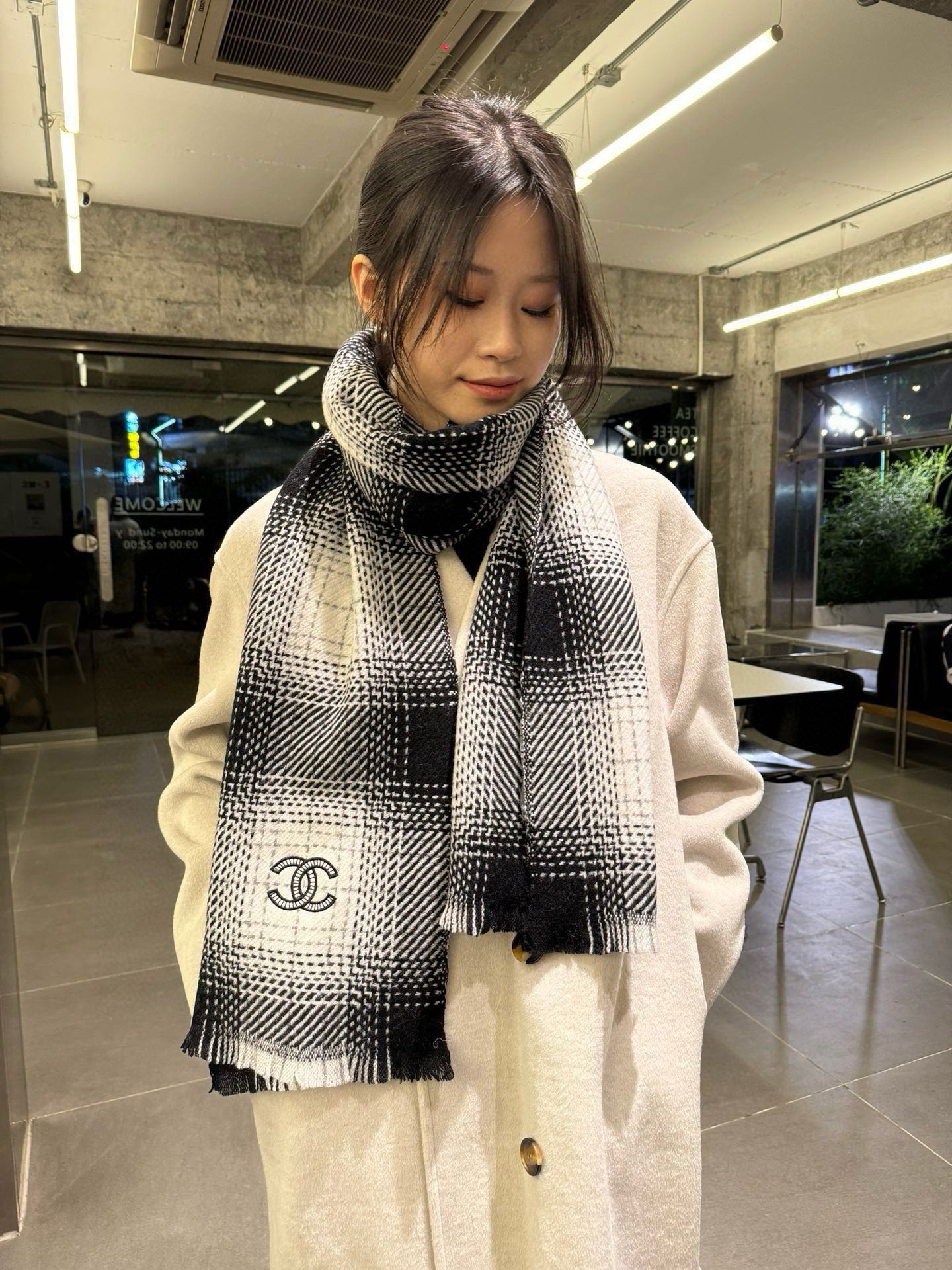 NO:183916,Batch Matching Tool Chanel series products are exclusively available for VIP products. Top imported Scottish wool pattern weaving makes the scarf elastic and soft and skin-friendly. Extremely noble and elegant. Intellectual styles. Simple and atmospheric design. It is definitely not the fancy style. The first choice for life is to taste. Those who know the goods must enter. A must-have for casual style matching!  [Color][Color][Color] Please detour by laymen Size: 50* wool high-version scarf, high-version scarf, chanel19860909批 搭配利器 香奈儿系列货 专供vip 产品 顶级苏格兰进口绵羊毛纹路织法使围巾赋有弹性且柔软亲肤  无比的高贵优雅 知性的款式 简洁大气的设计 绝对的不是花里胡哨的款式绝对的品味生活的首选搭配饰品 识货者必入.休闲风格搭配必备哦！[色][色][色]外行请绕道 Size:50*绵羊毛高版本围巾,高版本围巾,chanel,scarf