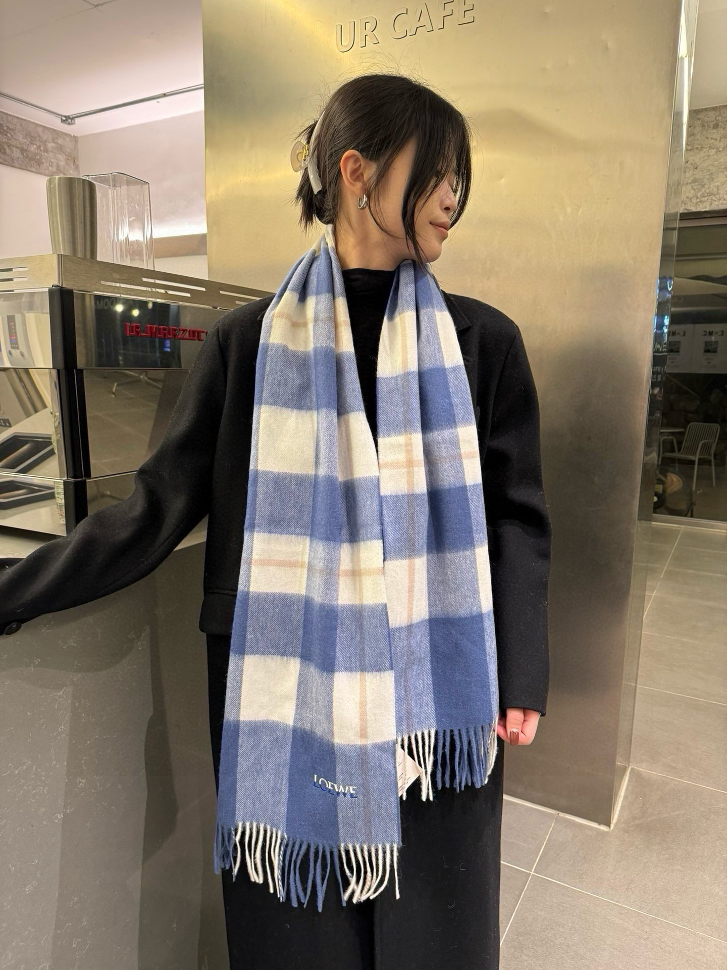 NO:183922,Comment Luo Yiwei LOEWE [Men and Female Couple Scarf] Latest two-color embroidery logo!  I praise myself for keeping it, a rare high-end product!  Family welfare!  Very positive scarf ~ fabric loves, very soft, delicate and comfortable, light water ripples!  Atmospheric and simple, super beautiful male god color matching, any boy will like, the small logo is very exquisitely decorated, with a texture that is not ostentatious~ The large goods were loaded on the ship a few months ago~ The last order is a little more benefit everyone~ Classic men's 30cm wide cashmere scarf!  Universal style for men and women, specifications of 30*180 (including total length of 180cm). They are suitable for formal wear or casual wear. They are completely fine with folding or circles. They are gentlemanly and stylish and have a warm demeanor!  High-version scarf, high-version scarf, loewe, loewe19860909批 罗意威LOEWE【男女情侣款围巾】最新双色刺绣logo！怒赞自留,难得的高端货！家属福利！非常正的围巾~面料大爱,非常柔软细腻舒服,轻度水波纹！大气简约,超级好看的男神配色,任何男生都会喜欢的款吧,小小Logo非常精致的点缀,有质感不张扬~大货几个月前已装船发走~尾单余一丢丢福利大家~经典男士的30cm宽羊绒围巾！男女通用款式,规格30*180（含穗子总长180cm）,搭配正装或者搭配休闲装都很合适~对折挂围或者绕圈围都完全可以,绅士有型~有温度的风度！高版本围巾,高版本围巾,loewe,loewe,scarf