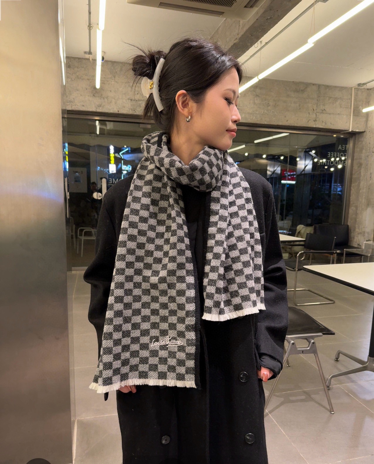 NO:183934,Comment LV checkerboard scarf angrily recommended. The touch is super good. Foreign trade company's last-handed hands are slow and unparalleled. The soft and glutinous men's cashmere scarf is really invincible. The price is really invincible. The price is really great. The very good men's scarf at LV home is ~ The fabric is very lovely. The double-sided cashmere yarn is really clear and clean. The velvet feels really invincible and comfortable when you hold it in your hand!  Very soft and manly style, the upper body effect is invincible, beautiful, atmospheric and simple, can be surrounded on both sides, any boy will like it, it has a texture but not ostentatious process, has been fascinated by the texture of the fabric and contrasting colors many times during the photo shoot. Presbyterian is very delicately embellished, with a texture but not ostentatious~ The tail is a little bit more favorable~ The touch is very soft and comfortable, medium thickness, a very affectionate style~ The classic male and female style is suitable for pairing with formal wear or casual wear~ It is perfect for folding or circle circling, gentlemanly and stylish~ A warm and gentlemanly styled and has a warm demeanor. Cashmere, specifications of 40*180cm high-version scarf, high-version scarf, louis vuitton19860909批 LV棋盘格围巾怒赞推荐 手感超好外贸公司尾单,手慢无超级无敌软糯的男士羊绒围巾这个价格真的无敌超值~买到绝对值LV家非常正的男士围巾~面料大爱,双面的羊绒纱线真的清晰干净,握在手里绒感真的超级无敌舒服！非常柔软很Man的风格,上身效果无敌好看大气简约,两面都可以围,任何男生都会喜欢的款吧,有质感不张扬拍照过程中已经多次被面料质感和撞色的效果迷倒.老花非常精致的点缀,有质感不张扬~尾单余一丢丢福利大家~手感非常柔软舒服中等厚度,非常亲脖子的一款~经典男女通用款式搭配正装或者搭配休闲装都很合适~对折挂围或者绕圈围都完全可以,绅士有型~有温度的风度 羊绒,规格40*180cm高版本围巾,高版本围巾,louis vuitton,scarf