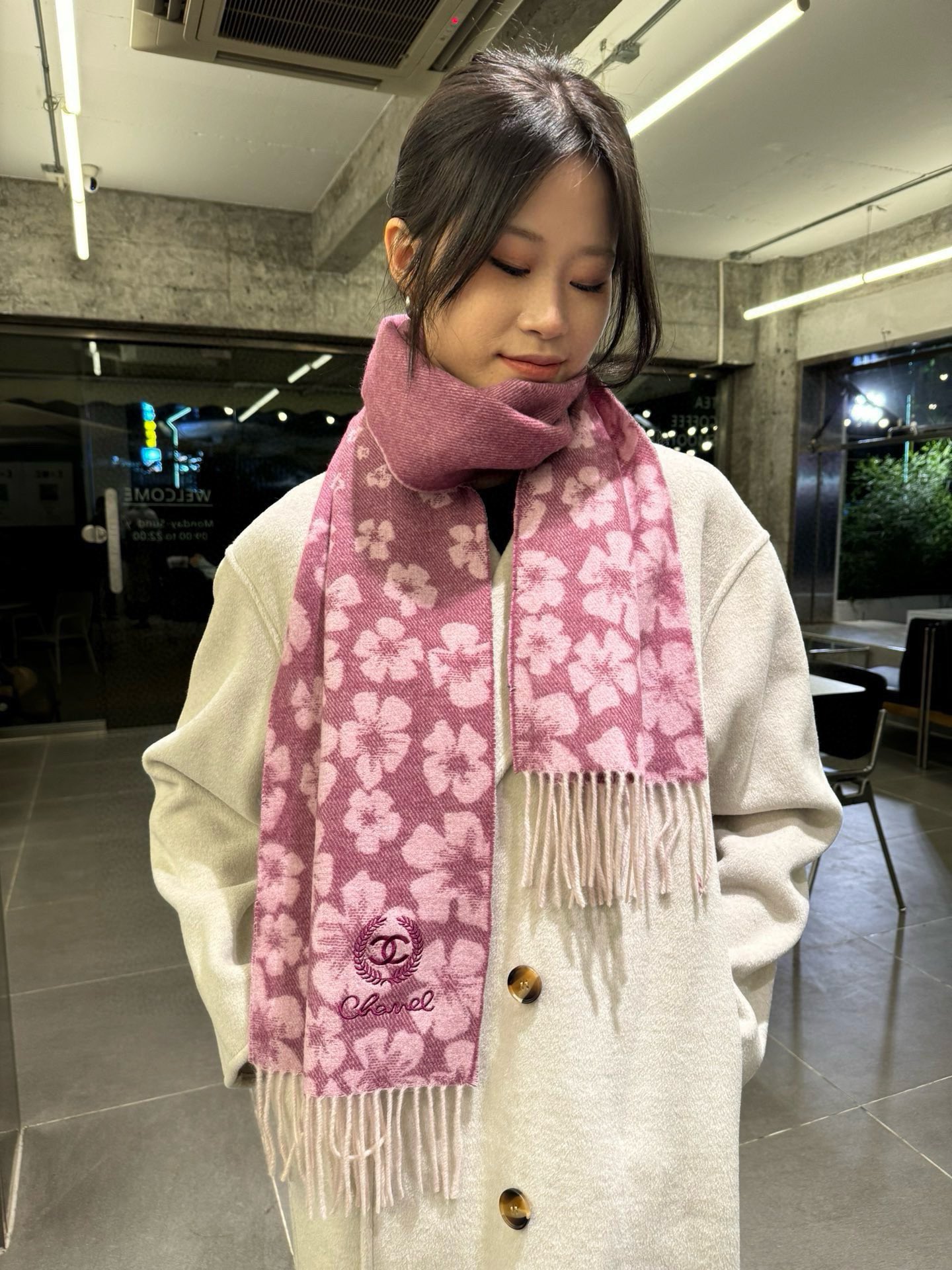 NO:183945,A new cashmere scarf for Chanel【Chanel】Paris Fashion Show!  Use fine cashmere on the Mongolian Plateau!  The touch is full of delicate fluff!  This price is absolutely 100% affordable!  Exquisite jacquard embroidery craftsmanship!  It’s good to keep your own gifts!  Absolutely good product!  Each one has been inspected and shipped several times!  It's a pity to miss such a good thing!  Size 180*32 high-version scarf, high-version scarf, chanel, chanel19860909批 Chanel【香奈儿】巴黎时装展新款羊绒围巾！采用蒙古高原细羊绒！手感满满地都是细腻的绒毛！这个价格绝对百分之百的实惠！精湛绝伦的提花刺绣工艺！送礼自留都不错！绝对好货！每条都经过多次检查出货！这样的好东西错过实在可惜！ 尺寸180*32高版本围巾,高版本围巾,chanel,chanel,scarf