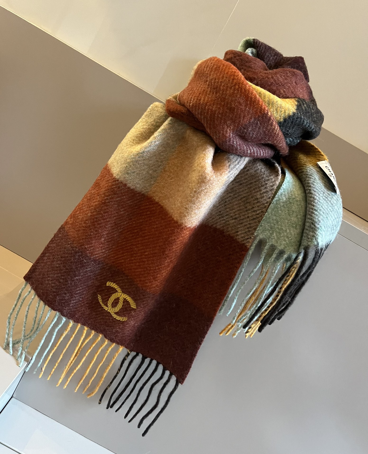 NO:183921,Chanel · Chanel's new lamb cashmere scarf looks so beautiful that it's crazy. It's so stylish and charming. It's very eye-catching autumn and winter items, allowing you to easily make C-positions!  I really like it, the very jumping color design. The upper body effect is invincible, the touch is really amazing. The upper body effect is really good no matter how you surround it!  !  This style is really bought with your eyes closed, and it is easy to control at any age!  !  !  30*cm high-version scarf, high-version scarf, chanel, chanel19860909批 Chanel · 香奈儿新款羔羊绒围巾好看的要疯掉了,太有型太有魅力了非常亮眼的秋冬单品,让你轻轻松松做C位！真的很喜欢,非常跳跃的颜色设计 上身效果无敌羔绒,手感真的绝了上身效果真的随便怎么围都好看！！这种款式真的闭着眼买,任何年龄层都轻松驾驭！！！30*cm高版本围巾,高版本围巾,chanel,chanel,scarf