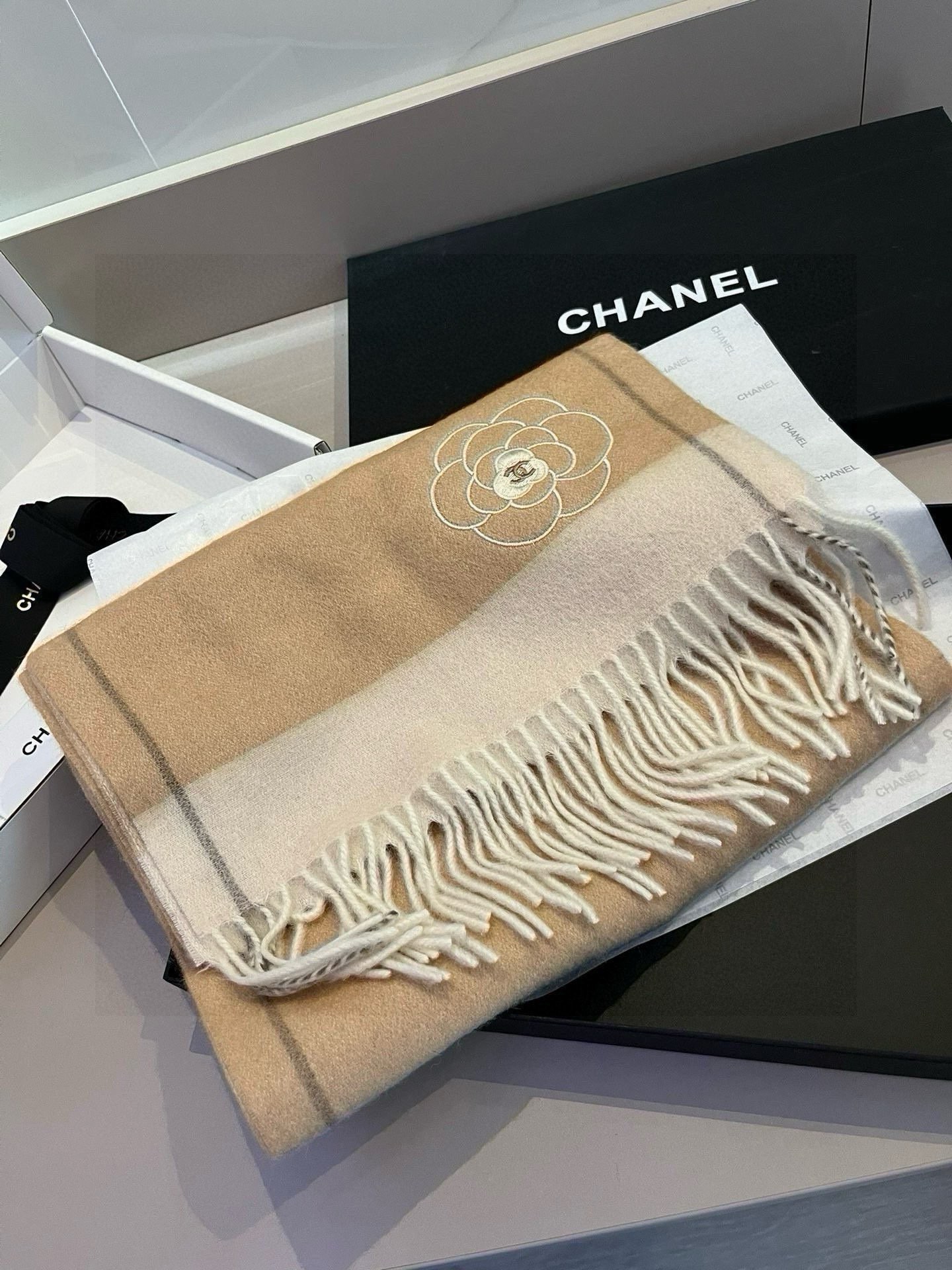 CHANEL香奈儿喜欢有颜值高质量的亲可入手名媛单品无论怎么搭配都是满满的气质感100%极品山羊绒围巾成