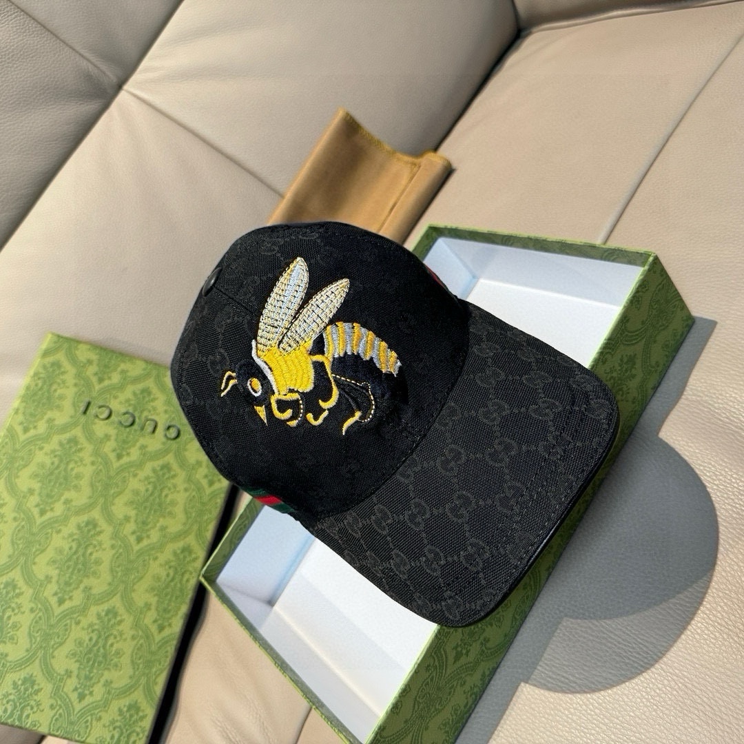 NO:216242,Package with box cloth bag, Gucci original single baseball cap, big bee embroidery, 1:1 mold customization, heavy industry embroidery, details comparable to the counter, original canvas   top layer cowhide, pure cotton lining, excellent quality!  The first choice for handsome men and beautiful women, fashionable and versatile. Basic head circumference 56, patch adjustable hat, fisherman hat, baseball hat, knit hat, hat, gucci, espadrilles, cowhide, hats19860909批 配盒子布袋,Gucci(古奇)原单棒球帽, 大蜜蜂刺绣,1:1开模订制,重工刺绣,细节可媲美专柜,原版帆布料 头层牛皮,纯棉内里,质量超赞！帅男靓女首选,时尚百搭.基础头围56,贴片可调节帽子渔夫帽棒球帽针织帽,帽子,gucci,espadrilles,cowhide,hats,hat