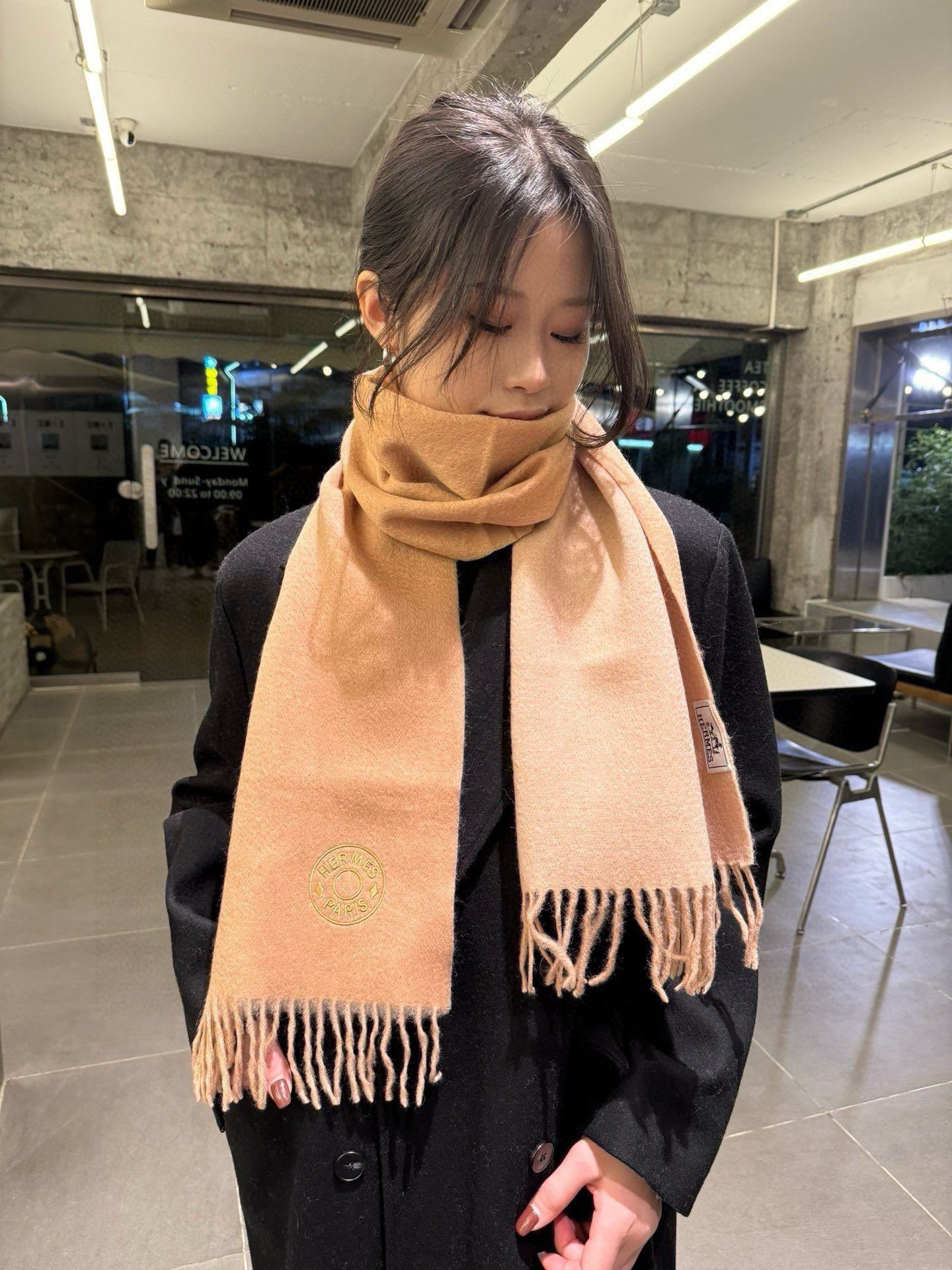 NO:185614,Hermes color-blocking cashmere scarf, a big recommendation!  Top lambsmere material, very warm, soft and skin-friendly without tying the neck. Classic double-sided color-blocking design, one scarf, two styles for boys and girls, size30*180cm high-version scarf, high-version scarf, hermes, hermes19860909批 Hermes · 爱马仕拼色羊绒围巾 重磅推荐！顶级羔羊绒材质,非常保暖,柔软亲肤不扎脖.经典双面拼色设计,一条围巾两种风格男生女生通用,size30*180cm高版本围巾,高版本围巾,hermes,hermes,scarf