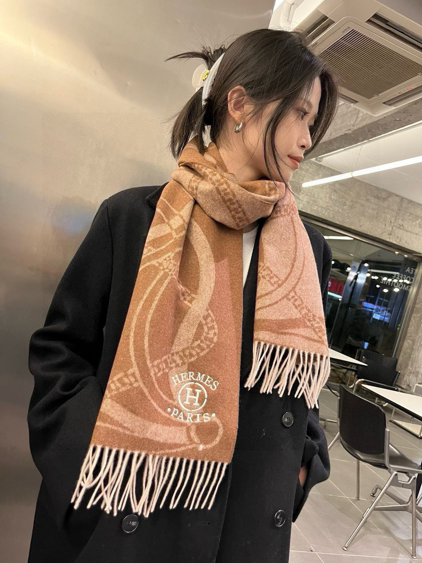 NO:185590,A major recommendation for Hermes parent cashmere scarf!  Top lamb cashmere material. High-end product, cashmere drape is visible to the naked eye and is very warm, soft and skin-friendly without tying the neck. As we all know, Big H has always been synonymous with excellence. No matter whether it is selected, the design and workmanship are impeccable, it is definitely exciting!  Universal size30*180cm cashmere high-version scarf, high-version scarf, hermes, hermes19860909批 Hermes · 爱马仕亲款羊绒围巾重磅推荐！顶级羔羊绒材质.高端货,羊绒垂感肉眼可见非常保暖,柔软亲肤不扎脖.众所周知,大H一直是精益求精的代名词 无论选材设计做工都无可挑剔,妥妥的让心心动！男女通用款 size30*180cm羊绒高版本围巾,高版本围巾,hermes,hermes,scarf