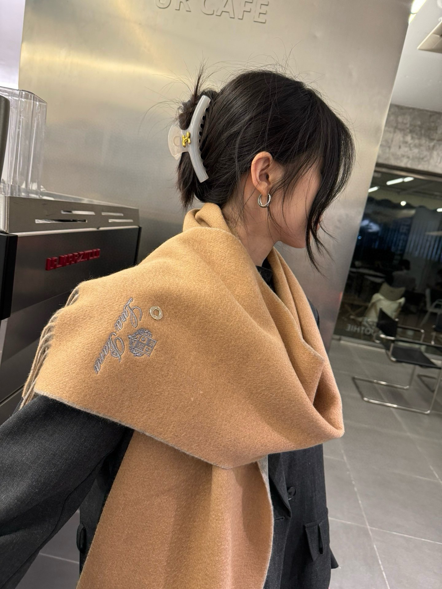 NO:185596,Loro Piana ·  Nuoyou Pianya [Trading company tail order, top double-sided cashmere scarf shawl] It is too tall to give people your own leave. It is a big hit. It is a hot product. The channel is the best hard product. The number of direct supply counters in Italy is very small. The customer-supplied fabric is soft and glutinous, and the fabric is more shiny. It also increases the brightness of the color. The LP has always been based on the strict selection of the highest quality cashmere. There is no harm without comparison. The world's top cashmere makes the scarf so luxurious that it increases the beauty and functionality. Two lines of each color must be left. There is no headache to match, and there is no regret for ten thousand years. It is particularly worth recommending that this model is a plaid color system, carefully selected popular color matching, the color feels bright and high-end. All colors can be matched with each other 30*180cm, Albas cashmere high-version scarf, high-version scarf, loro piano, loro  piana,shawls19860909批 Loro Piana · 诺悠翩雅【贸易公司尾单,极品双面山羊绒围巾披肩】送人自留都太高大上了重磅上新,爆款爆款,渠道极品硬货～出口意大利直供专柜尾单到手数量极少,客供面料羊绒,手感软糯,面料更有光泽,也增加了色彩的鲜艳度LP一直以严格选用最高品质的羊绒为基准,没有对比就没有伤害,世界最顶级羊绒更是让围巾奢华到不行,更是增加了美感和功能性,每色必留两条,搭配不头疼,不留后悔一万年,特别值得推荐的是,此款是格纹色系,精挑细选的流行配色,色彩感鲜明又高级的感觉全家哪个颜色都可以互相搭配30*180cm,阿尔巴斯山羊绒高版本围巾,高版本围巾,loro piana,loro piana,shawls,scarf