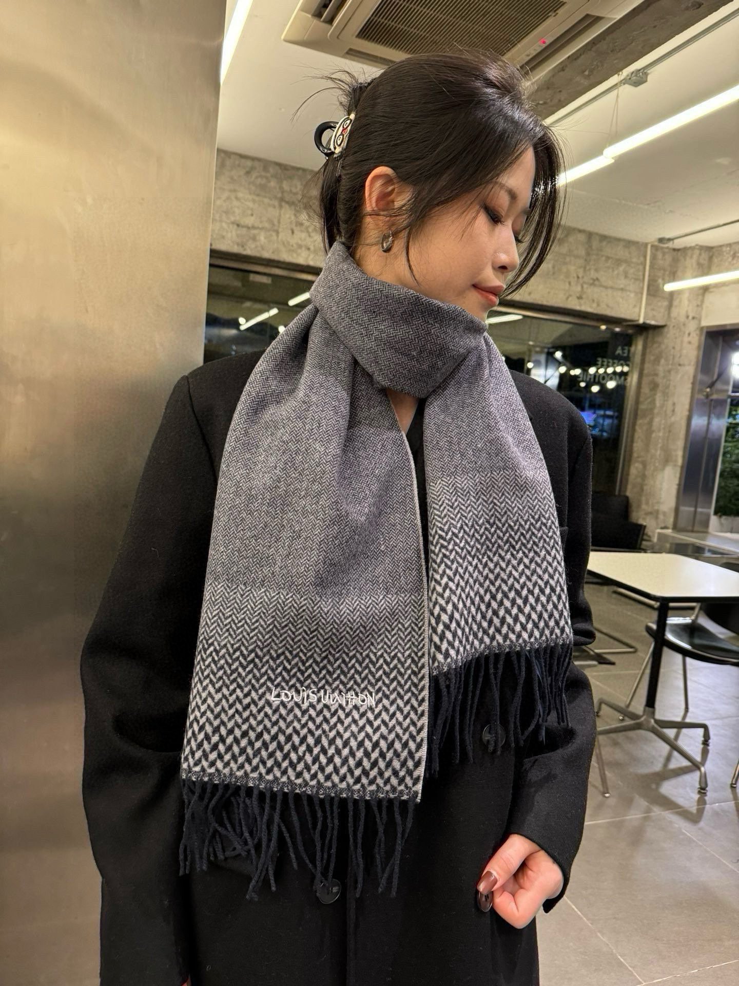 NO:185602,Approval [Family welfare is here!  !  Lv high-end heavy scarf!  】Praise and recommend, excited ~!  !  You must start quickly, synchronize the counter, the highest-end men's model~ the process is difficult, super soft and soft! Our price is really invincible and worth it!  Mom's price feedback~ Fabric loves, the double-sided cashmere yarn is really clear and clean, and the velvet feels really invincible and comfortable when you hold it in your hand!  Very soft, the upper body is invincible and beautiful. A medium-thickness, very nice neck-friendly model~ Size specifications 30*185cm high-version scarf, high-version scarf, louis vuitton19860909批【家属福利来了！！Lv 高端重磅围巾！】怒赞推荐,激动~！！下手绝对要快,同步专柜,最高端的男士款~工艺难度大,超级无敌软糯!我们这个价格真的无敌超值！亲妈价格回馈~面料大爱,双面的羊绒纱线真的清晰干净,握在手里绒感真的超级无敌舒服！非常柔软,上身效果无敌好看 中等厚度,非常亲脖子的一款~ 尺寸规格30*185cm高版本围巾,高版本围巾,louis vuitton,scarf