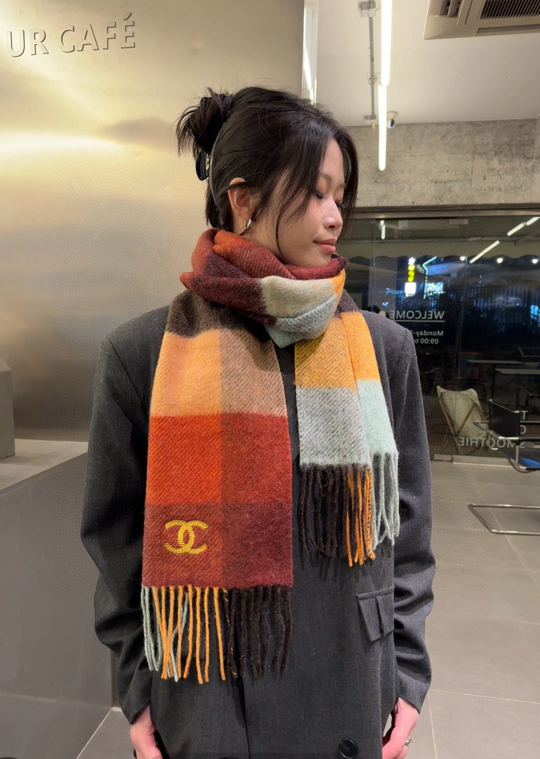 NO:185478,Chanel · Chanel's new lamb cashmere scarf looks so beautiful that it's crazy. It's so stylish and charming. It's very eye-catching autumn and winter items, allowing you to easily make C-positions!  I really like it, the very jumping color design. The upper body effect is invincible, the touch is really amazing. The upper body effect is really good no matter how you surround it!  !  This style is really bought with your eyes closed, and it is easy to control at any age!  !  !  30*200cm high-version scarf, high-version scarf, chanel, chanel19860909批 Chanel · 香奈儿新款羔羊绒围巾好看的要疯掉了,太有型太有魅力了非常亮眼的秋冬单品,让你轻轻松松做C位！真的很喜欢,非常跳跃的颜色设计 上身效果无敌羔绒,手感真的绝了上身效果真的随便怎么围都好看！！这种款式真的闭着眼买,任何年龄层都轻松驾驭！！！30*200cm高版本围巾,高版本围巾,chanel,chanel,scarf