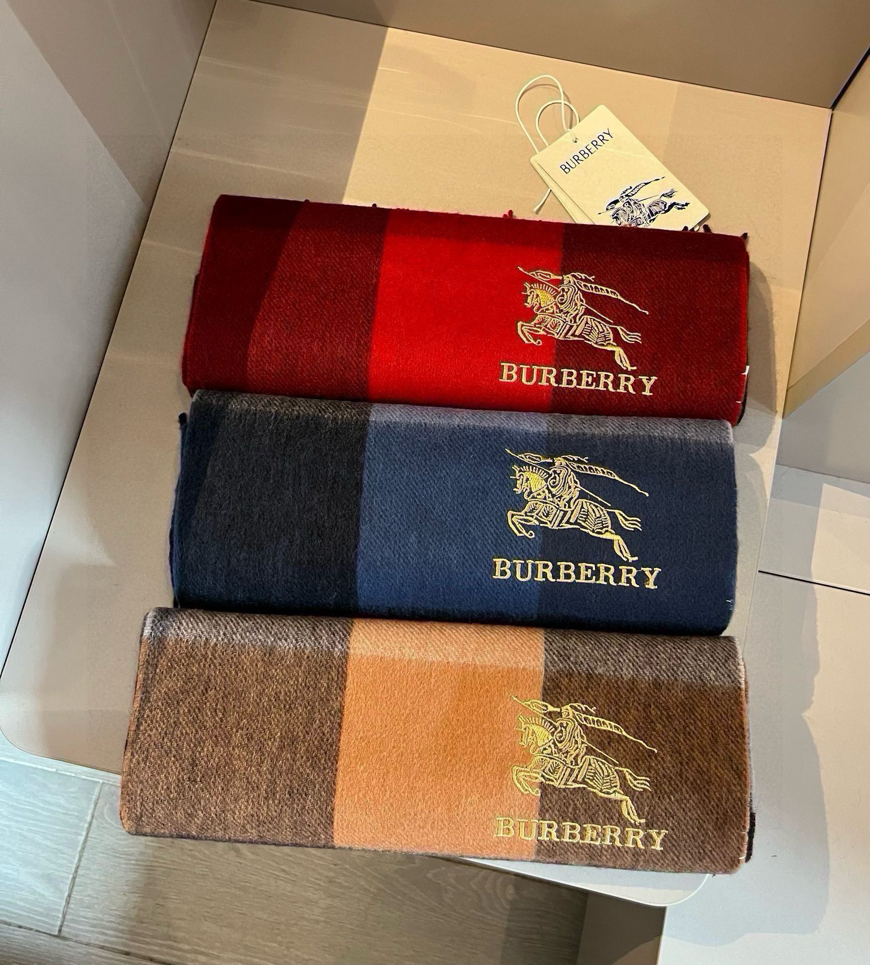 Burberry巴宝莉高品质新品金丝战马刺绣羊绒围巾！惊爆上架海外专柜最新男士女士情侣款羊绒围巾国内专柜