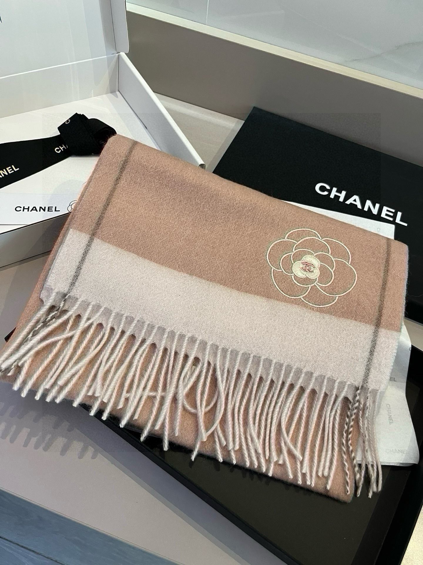 CHANEL香奈儿喜欢有颜值高质量的亲可入手名媛单品无论怎么搭配都是满满的气质感100%极品山羊绒围巾成