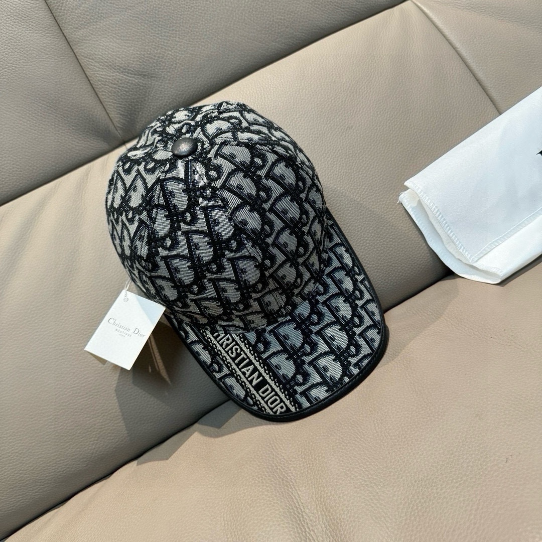 NO:216959,Package with box cloth bag, Dior new original single baseball cap, Dior old-fashioned, full of retro charm, hot off-stock for counters, 1:1 mold customization, original canvas   top layer cowhide, pure cotton inner lining, light and breathable!  Excellent quality, base head circumference 56, patch adjustable. Hats Fisherman's hat Baseball hat Knitted hat, hat, dior, dior, espadrilles, cowhide, hats19860909批 配盒子布袋,Dior(迪奥)新款原单棒球帽, Dior老花,复古韵味十足,专柜断货热门,1:1开模订制,原版帆布料 头层牛皮,纯棉内里,轻盈透气！质量超赞,基础头围56,贴片可调节.帽子渔夫帽棒球帽针织帽,帽子,dior,dior,espadrilles,cowhide,hats,hat