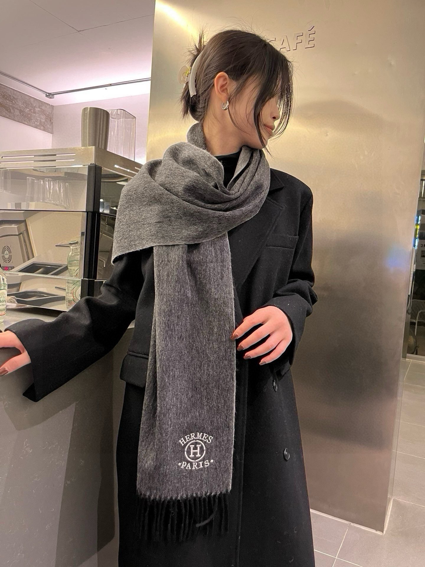 NO:186862,Hermes color-blocking cashmere scarf, a big recommendation!  Top lambsmere material, very warm, soft and skin-friendly without tying the neck. Classic double-sided color-blocking design, one scarf has two styles for boys and girls, size30*180cm full of love. High-version scarf, high-version scarf, hermes, hermes19860909批 Hermes · 爱马仕拼色羊绒围巾 重磅推荐！顶级羔羊绒材质,非常保暖,柔软亲肤不扎脖.经典双面拼色设计,一条围巾两种风格男生女生通用,size30*180cm满满的爱 高版本围巾,高版本围巾,hermes,hermes,scarf