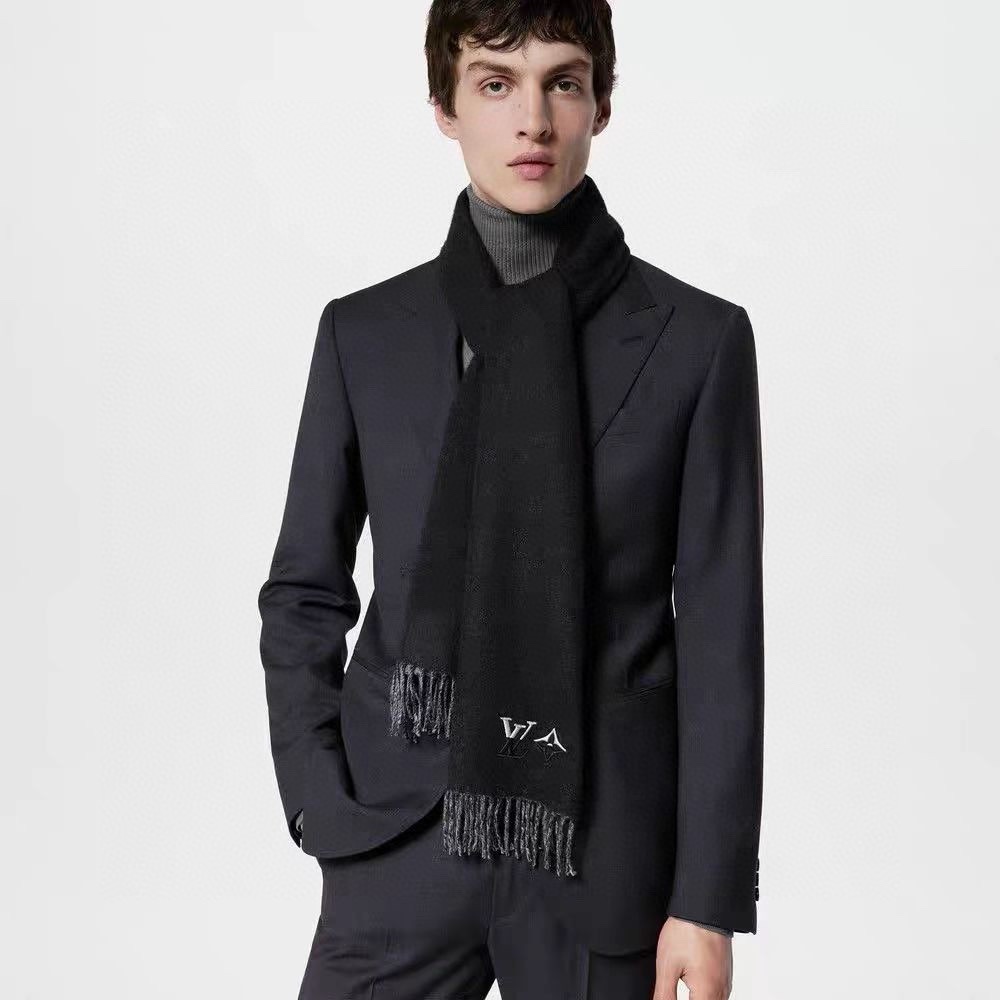 NO:186910,Batch LV Louis Vuitton's latest double-sided lamb cashmere scarf!  Export orders, like to have good looks, high-quality and friendly buys. No matter how you match it, it is full of high-end and elegant texture. The best cashmere has a soft and delicate touch and is invincible. Whether it is the fabric or craftsmanship, it feels very high-end at first glance!  You should know that this type of goods is only produced in small quantities, and this batch of orders is also super strict. The number is very small. The hand is fast and the hand is slow. Size30*180cm cashmere high-version scarf, high-version scarf, louis vuitton, louis vuitton19860909批 LV 路易威登最新款双面羔羊绒围巾！出口订单,喜欢有颜值,高质量的亲可入手,无论怎么搭配都是满满的高级感气质感,极品山羊绒,手感柔软细腻炒鸡无敌,无论是面料还是工艺都是那种一看就很高级的感觉！要知道这类货也只有少量生产,这批订单也是监控超级严格流出来的数量极少手快有手慢无 size30*180cm羊绒高版本围巾,高版本围巾,louis vuitton,louis vuitton,scarf
