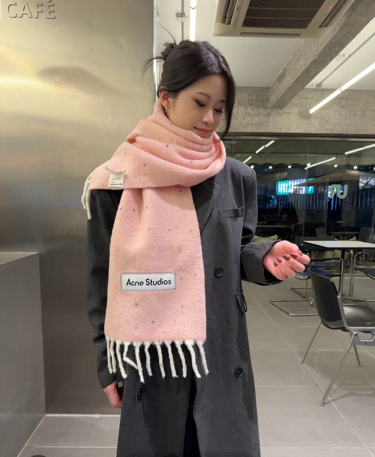 NO:186915,Acne's new candy colored wool mohair scarf with playful and colorful polka dots, fall in love with it at first sight, super high appearance, dreamy colored acne scarf is always surprising, super versatile, immersed in color cards of various colors, in winter, you can bury your head in a colorful scarf, super warm wool   mohair is real mohair, with tassels at both ends, and the fabric is super comfortable. Size: 25x185cm high-version scarf, high-version scarf, acne studios19860909批 Acne新品糖果色系羊毛马海毛围巾搭配俏皮可的的彩色波点,第一眼便爱上,超高颜值,梦幻配色acne围巾总是让人惊喜,超级百搭,沉浸在各种色彩的色卡里,冬天里可以把头埋在色彩斑澜的围巾里,超级暖和羊毛 马海毛是真的马海毛哦两端带有流苏,面料超级舒适. Size:25x185cm高版本围巾,高版本围巾,acne studios,scarf