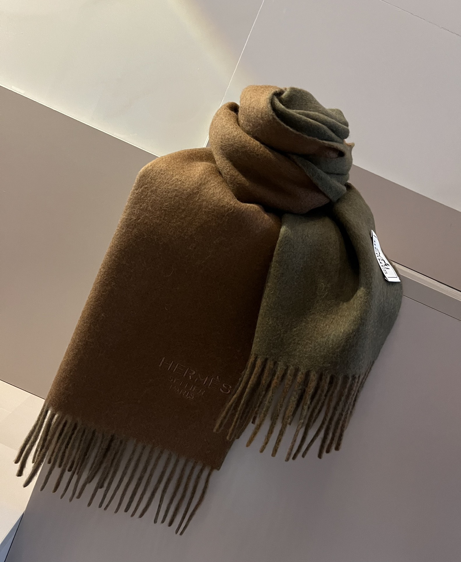 NO:186919,Hermes double-sided lamb cashmere scarf is a big recommendation!  Top lamb cashmere material, excellent quality, very warm, soft and skin-friendly without tying the neck. Classic double-sided color-blocking design, one scarf, two styles for boys and girls, size30*180cm high-version scarf, high-version scarf, hermes, hermes19860909批 Hermes · 爱马仕双面羔羊绒围巾 重磅推荐！顶级羔羊绒材质,质量好到爆非常保暖,柔软亲肤不扎脖.经典双面拼色设计,一条围巾两种风格男生女生通用,size30*180cm高版本围巾,高版本围巾,hermes,hermes,scarf