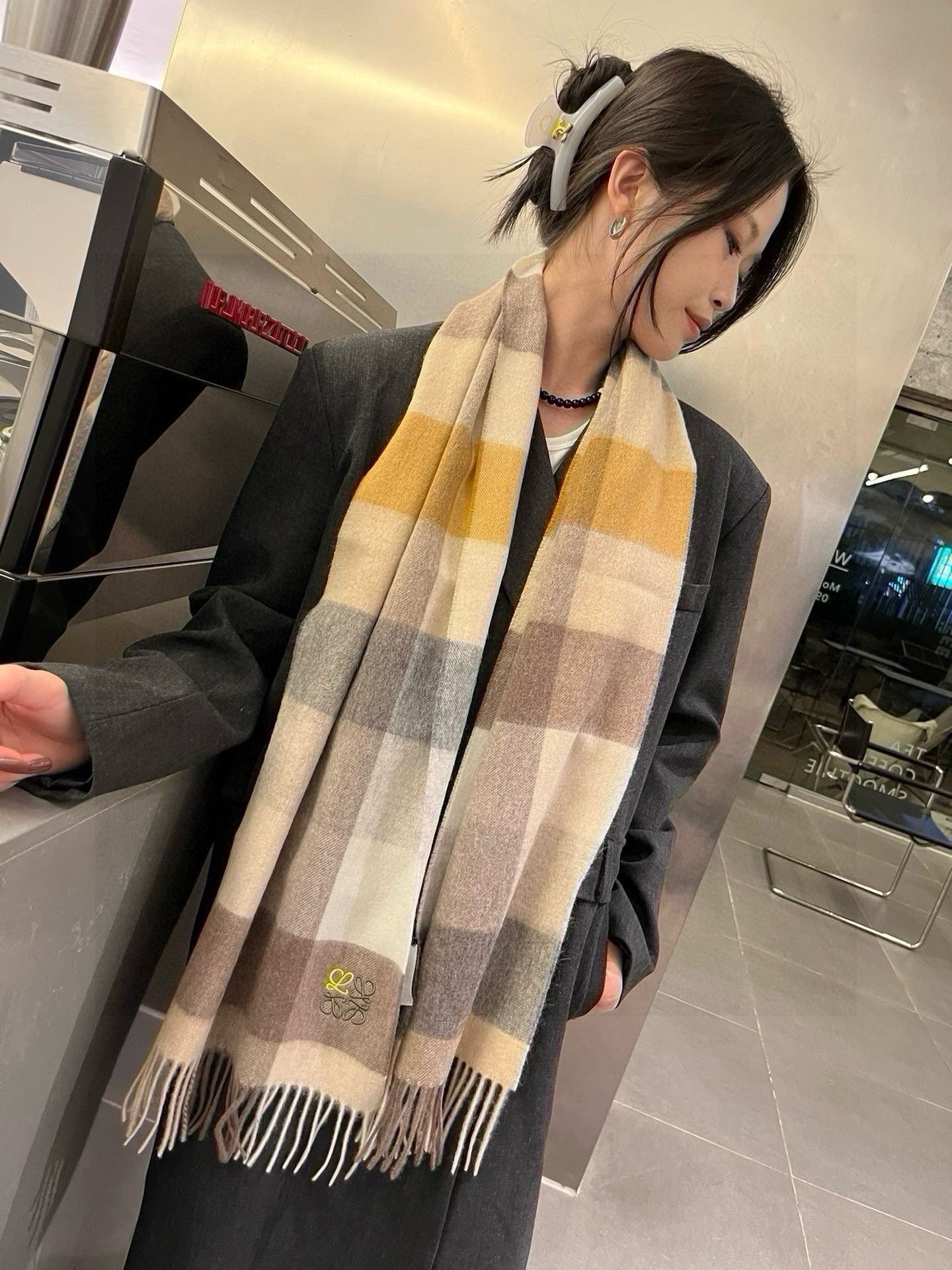 NO:186898,Comment Luo Yiwei LOEWE [Men and Female Scarf] praises you for keeping yourself, a rare high-end product!  Family welfare!  Very positive scarf ~ fabric loves, very soft, delicate and comfortable, light water ripples!  Atmospheric and simple, super beautiful male god color matching, any boy will like, the small logo is very exquisitely decorated, with a texture that is not ostentatious~ The large goods were loaded on the ship a few months ago~ The last order is a little more benefit everyone~ Classic men's 30cm wide cashmere scarf!  Universal style for men and women, specifications of 30*180 (including total length of 180cm). They are suitable for formal wear or casual wear. They are completely fine with folding or circles. They are gentlemanly and stylish and have a warm demeanor!  High-version scarf, high-version scarf, loewe, loewe19860909批 罗意威LOEWE【男女围巾】怒赞自留,难得的高端货！家属福利！非常正的围巾~面料大爱,非常柔软细腻舒服,轻度水波纹！大气简约,超级好看的男神配色,任何男生都会喜欢的款吧,小小Logo非常精致的点缀,有质感不张扬~大货几个月前已装船发走~尾单余一丢丢福利大家~经典男士的30cm宽羊绒围巾！男女通用款式,规格30*180（含穗子总长180cm）,搭配正装或者搭配休闲装都很合适~对折挂围或者绕圈围都完全可以,绅士有型~有温度的风度！高版本围巾,高版本围巾,loewe,loewe,scarf