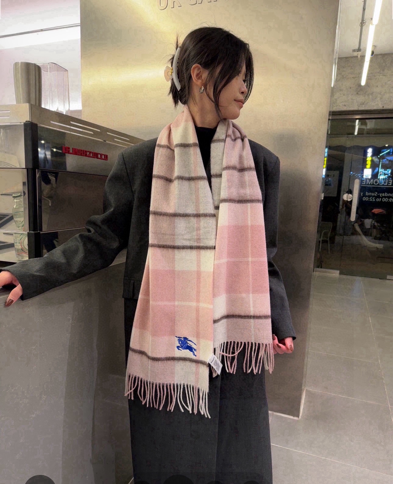 NO:186913,The top high-end products of Burberry counters are issued in stock!! Super new style. The blue war horse cashmere scarf is so good that it feels so good that it feels top quality cashmere high-end products are absolutely screaming. The top design style of fashion brands is the best. The classic plaid matches fashionable color patches are the highlights of this screaming high-end quality in autumn and winter. Currently, the counters at home and abroad are super popular. The cashmere. The size is about 30*180. It is definitely a high-end high-end scarf with slow hand. The high-end scarf, the high-version scarf, the burberry19860909批 巴宝莉专柜顶级高端货现货发行!!超爆新款款 蓝色战马羊绒围巾品质手感好到不行顶级羊绒高尖端产物绝对令人尖叫的品质时尚大牌的顶尖设计款..经典格子搭配时尚拼色是此款令人尖叫的亮点秋冬必备的高端精品..目前海内外专柜都超级爆款..羊绒..尺寸30*180左右 绝对是手慢无的高端精品高版本围巾,高版本围巾,burberry,scarf