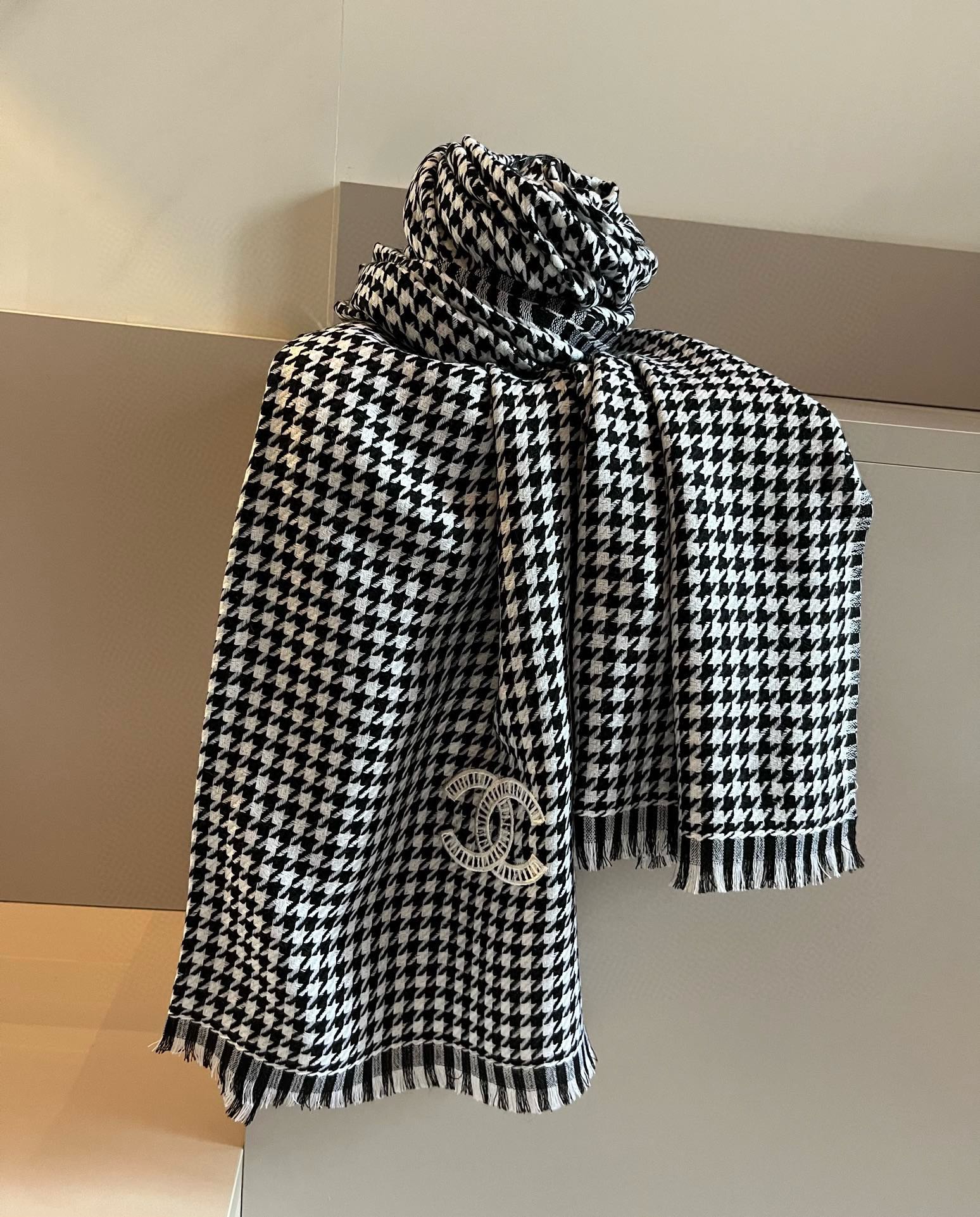 NO:186930,The latest Chanel is here, the invincible big hit, definitely the highest version on the market. The feel is super soft and fragrant powder must be included [CHANEL Chanel's new Houndstooth cashmere long scarf is really beautiful and makes people very excited. The upper body effect is simply beautiful and the quality is perfect] The timeless houndstooth element The whole scarf gives people a big brand aura and is very exquisite, which improves the level of the whole person. Several levels are definitely worth buying. The new exquisite women's temperament is very comfortable. The air-conditioned room must be used in summer. It is more beautiful in winter. The hand is slow and has no size 70*200cm Material cashmere high-version scarf, high-version scarf, chanel, chanel19860909批 最新款香奈儿来啦来啦,无敌大爆款,绝对是市面上最高版本.手感超级柔软香粉必入【CHANEL 香奈儿新款千鸟格羊绒长巾真心美的让人非常非常心动 上身效果简直美翻了 品质非常完美】永不过时的千鸟格元素 整个围巾给人大牌气场的同时又非常精致,让整个人的层次提升好几个level绝对值得入手的新款精致女人名媛气质者,上轻薄的感觉非常舒适.夏天旅游空调房必须来条.冬天更美.手慢无 尺寸70*200cm 材质cashmere高版本围巾,高版本围巾,chanel,chanel,scarf