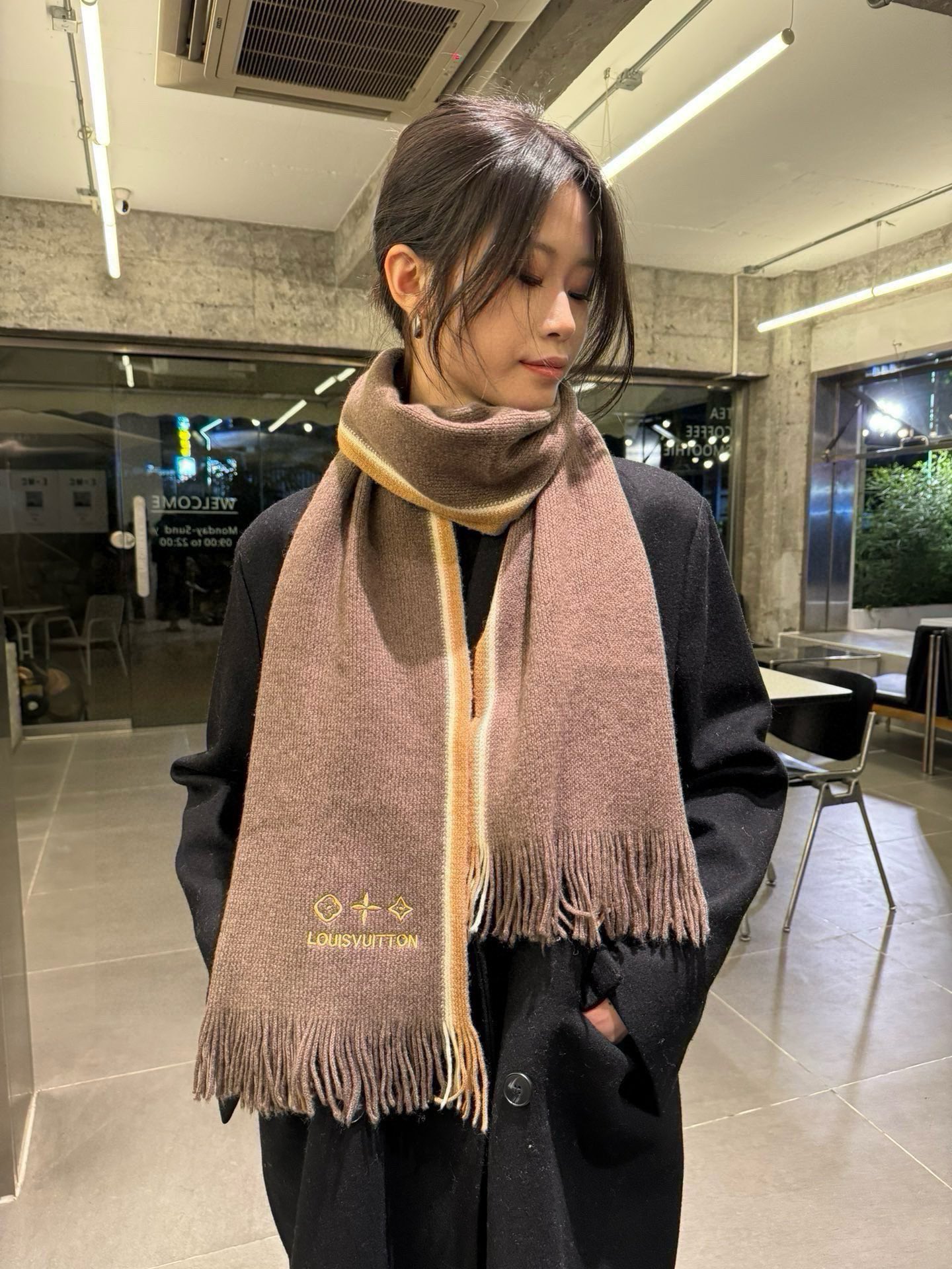 NO:186964,Batch Lv new high-end cashmere knitted scarf!  Export final order, customer supply top cashmere yarn!  This weaving method is difficult, and it costs a lot of yarn, and the process is very difficult!  !  It can be formal, casual, very Classical men's design. Such a men's scarf is definitely an aesthetically out of date item!  The cashmere scarf that looks good at any surround is really unique!  !  It's so practical and versatile, but there's no unnecessary design, and it looks good no matter how you surround it!  It has a drape, warm and very slimming!  It is very suitable to match formal wear or casual wear ~ folding or circling is perfect, with a warm and graceful demeanor Size: 28180 high-version scarf, high-version scarf, christian louboutin, louis vuitton19860909批 Lv新款高端羊绒针织围巾！出口尾单,客供顶级羊绒纱线！这款织法比较难,又很费纱线,工艺难度非常大！！可正式,可随意,非常Classical的男款设计.这样的男款围巾,绝对是一条审美不过时的单品！随便围都会好看的羊绒围巾,版型真是一绝！！太实用百搭了,其实没有多余的设计,怎么围都好看！有垂坠感,温暖且非常显瘦！搭配正装或者搭配休闲装都很合适~对折挂围或者绕圈围都完全可以,有温度的风度Size:28180高版本围巾,高版本围巾,christian louboutin,louis vuitton,scarf