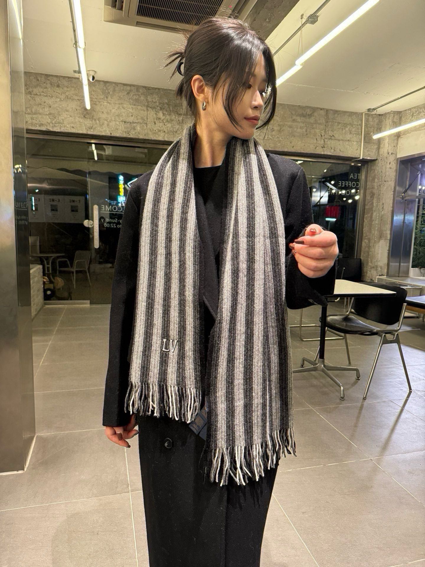 NO:186948,Batch Lv new high-end cashmere knitted scarf!  Export final order, customer supply top cashmere yarn!  This weaving method is difficult, and it costs a lot of yarn, and the process is very difficult!  !  It can be formal, casual, very Classical men's design. Such a men's scarf is definitely an aesthetically out of date item!  The cashmere scarf that looks good at any surround is really unique!  !  It's so practical and versatile, but there's no unnecessary design, and it looks good no matter how you surround it!  It has a drape, warm and very slimming!  It is very suitable to match formal wear or casual wear ~ folding or circling is perfect, with a warm and graceful demeanor Size: 28180 high-version scarf, high-version scarf, christian louboutin, louis vuitton19860909批 Lv新款高端羊绒针织围巾！出口尾单,客供顶级羊绒纱线！这款织法比较难,又很费纱线,工艺难度非常大！！可正式,可随意,非常Classical的男款设计.这样的男款围巾,绝对是一条审美不过时的单品！随便围都会好看的羊绒围巾,版型真是一绝！！太实用百搭了,其实没有多余的设计,怎么围都好看！有垂坠感,温暖且非常显瘦！搭配正装或者搭配休闲装都很合适~对折挂围或者绕圈围都完全可以,有温度的风度Size:28180高版本围巾,高版本围巾,christian louboutin,louis vuitton,scarf