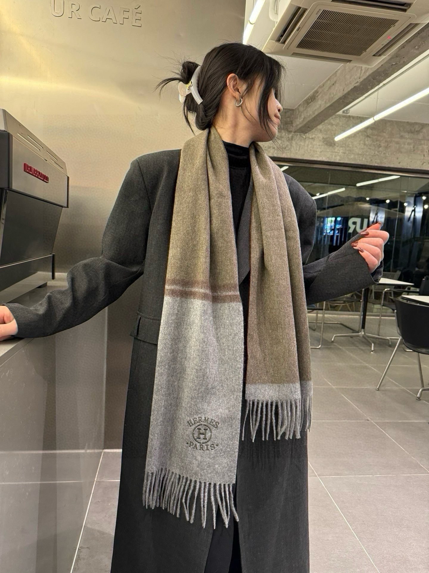 NO:187492,Approval New release!  Hermes · Hermes, the rare elegant color scheme of Big H, the main recommendation is the double-sided color scheme, the combination of one scarf, the high-end, comfortable and fashionable temperament, the brand style is full of big brands, the soft scarf that touches the heart, the extremely simple color matches the low-key H embroidery logo, the finishing touch is indeed not without beauty, the pursuit of successful people, the color is absolutely, the unique fairy spirit, the absolute best choice for couples, the color is elegant and not enchanting Specifications 30x 180cm Ingredients Lamb Cashmere High-version scarf, the high-version scarf, hermes, hermes19860909批 上新！Hermes · 爱马仕,大H难得一见的优雅配色,重点推荐双边配色,一条围巾两种风格搭配,高级舒适时髦气质,大牌范十足,超级安利大H这款触动内心的柔美围巾,极其简单的颜色搭配低调的H刺绣logo,点睛之笔确又不失美感,成功人士的追求,色彩绝对,有点独有的仙气,绝对的情侣款不二之选,颜色淡雅,不妖娆 规格30x 180cm 成份羔羊绒高版本围巾,高版本围巾,hermes,hermes,scarf