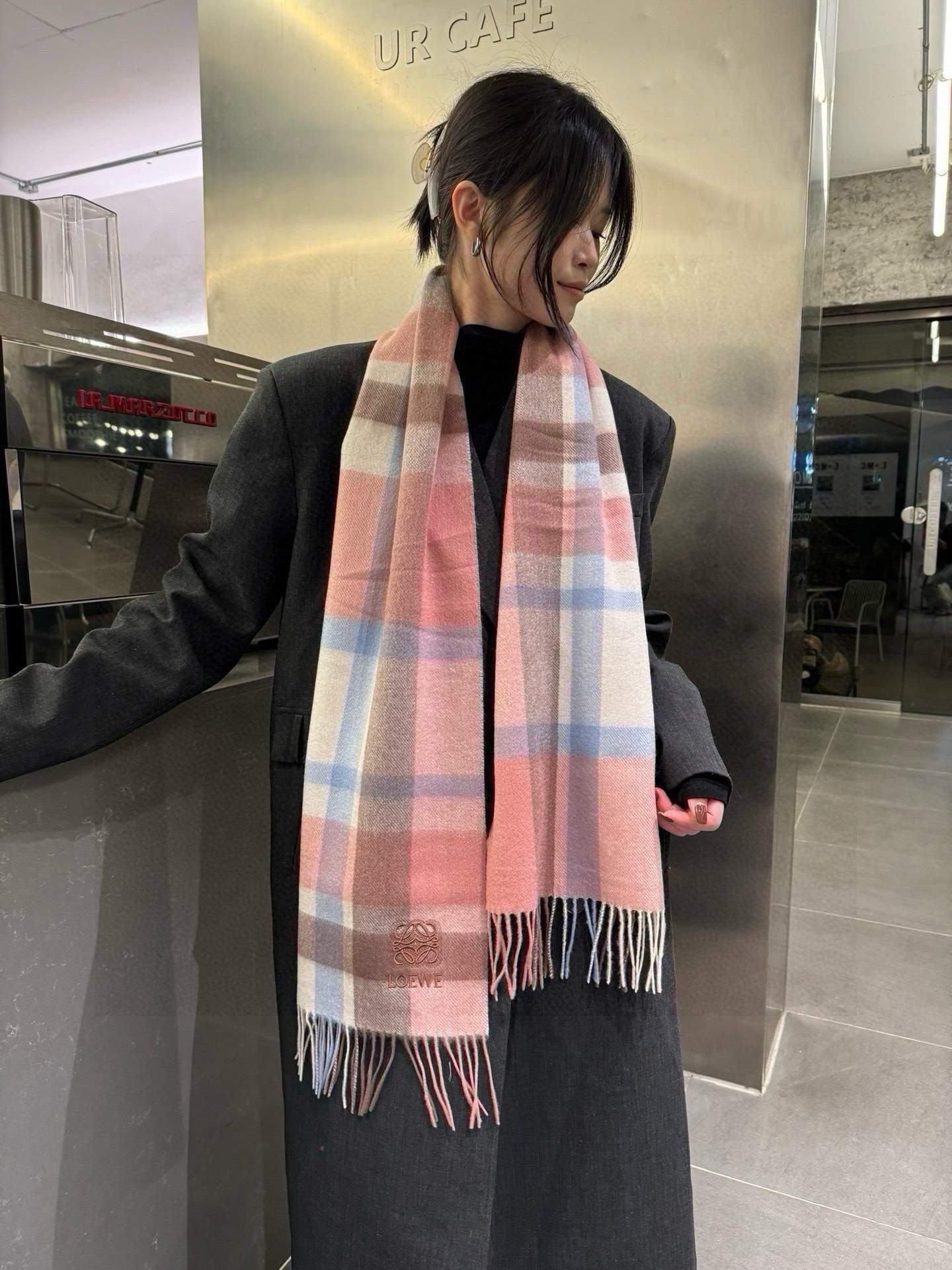 NO:187501,Comment Luo Yiwei LOEWE [Cashmere Scarf] praises you for keeping it yourself, a rare high-end product!  This color is so beautiful!  Very positive scarf ~ fabric loves, very soft, delicate and comfortable, light water ripples!  Atmospheric and simple, super beautiful color scheme, any man and woman will like it. The small logo is very exquisitely decorated, with a texture that is not ostentatious~ The large goods were loaded on the ship a few months ago~ The last order is a little more than a little benefit everyone~ Classic 30cm wide cashmere scarf!  Universal style for men and women, specifications of 30* (including total length of spikes), it is very suitable for formal wear or casual wear. It is completely OK to fold or circle around, very stylish and warm and elegant!  High-version scarf, high-version scarf, loewe, loewe19860909批 罗意威LOEWE【羊绒围巾】怒赞自留,难得的高端货！这颜色也太漂亮了吧！非常正的围巾~面料大爱,非常柔软细腻舒服,轻度水波纹！大气简约,超级好看的配色,任何男女都会喜欢的款吧,小小Logo非常精致的点缀,有质感不张扬~大货几个月前已装船发走~尾单余一丢丢福利大家~经典30cm宽羊绒围巾！男女通用款式,规格30*（含穗子总长cm）,搭配正装或者搭配休闲装都很合适~对折挂围或者绕圈围都完全可以,非常有型~有温度的风度！高版本围巾,高版本围巾,loewe,loewe,scarf