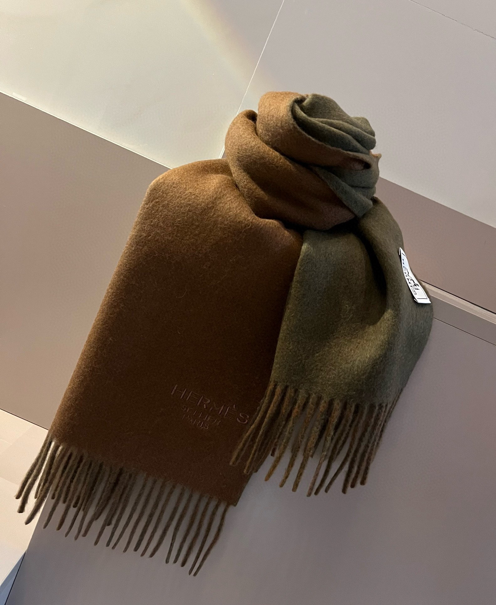 NO:187456,Hermes double-sided lamb cashmere scarf is a big recommendation!  Top lamb cashmere material, excellent quality, very warm, soft and skin-friendly without tying the neck. Classic double-sided color-blocking design, one scarf, two styles for boys and girls, size30*cm high-version scarf, high-version scarf, hermes, hermes19860909批 Hermes · 爱马仕双面羔羊绒围巾 重磅推荐！顶级羔羊绒材质,质量好到爆非常保暖,柔软亲肤不扎脖.经典双面拼色设计,一条围巾两种风格男生女生通用,size30*cm高版本围巾,高版本围巾,hermes,hermes,scarf