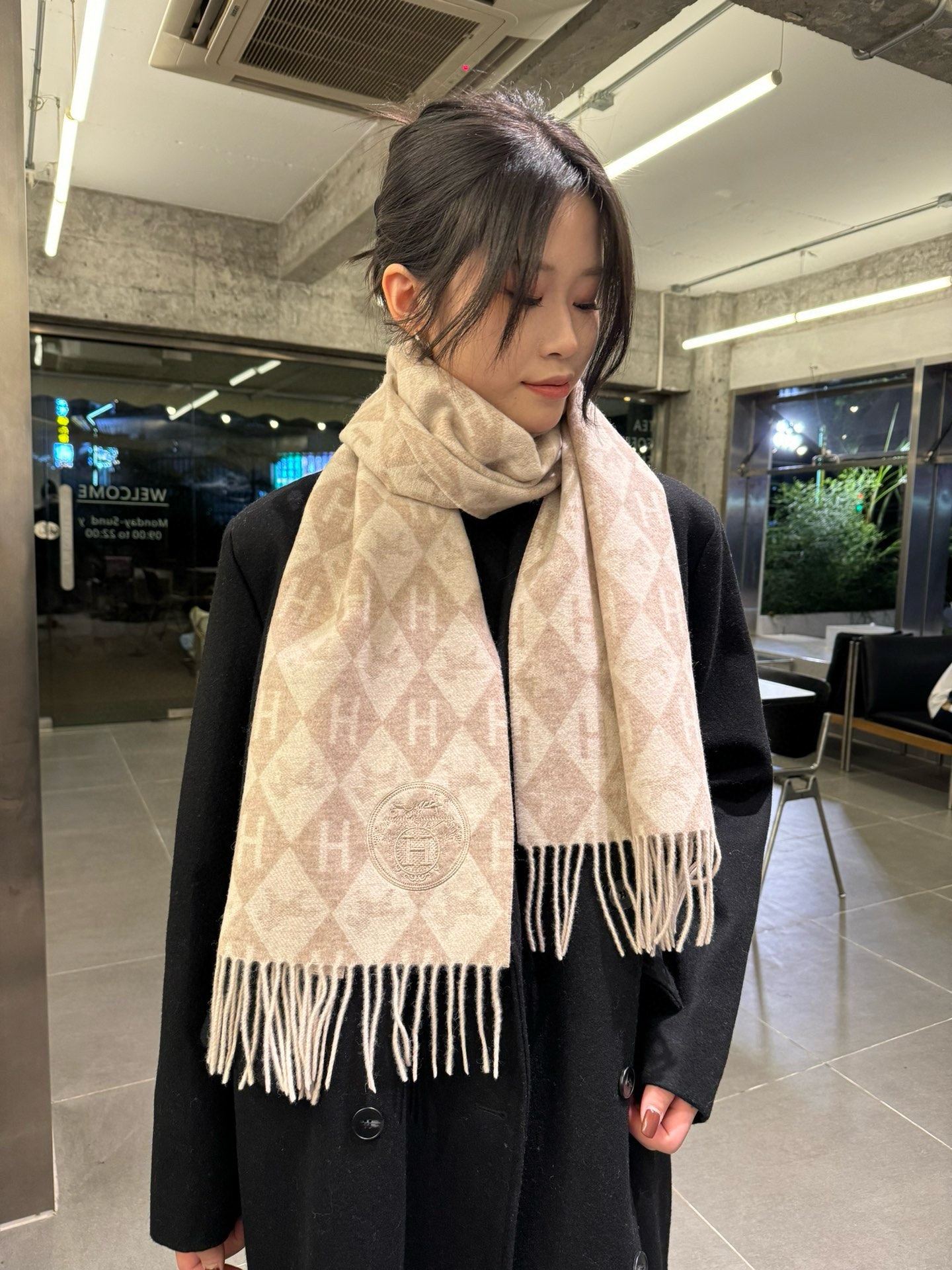 NO:187880,Batch HERMES [Hermes] New cashmere scarf at Paris Fashion Show!  Use fine cashmere on the Mongolian Plateau!  The touch is full of delicate fluff!  This price is absolutely 100% affordable!  Exquisite jacquard embroidery craftsmanship!  It’s good to keep your own gifts!  Absolutely good product!  Each one has been inspected and shipped several times!  No one-time product!  It's a pity to miss such a good thing. Size 180*32 high-version scarf, high-version scarf, hermes, hermes19860909批 HERMES【爱马仕】巴黎时装展新款羊绒围巾！采用蒙古高原细羊绒！手感满满地都是细腻的绒毛！这个价格绝对百分之百的实惠！精湛绝伦的提花刺绣工艺！送礼自留都不错！绝对好货！每条都经过多次检查出货！无一次品！这样的好东西错过实在可惜 尺寸180*32高版本围巾,高版本围巾,hermes,hermes,scarf