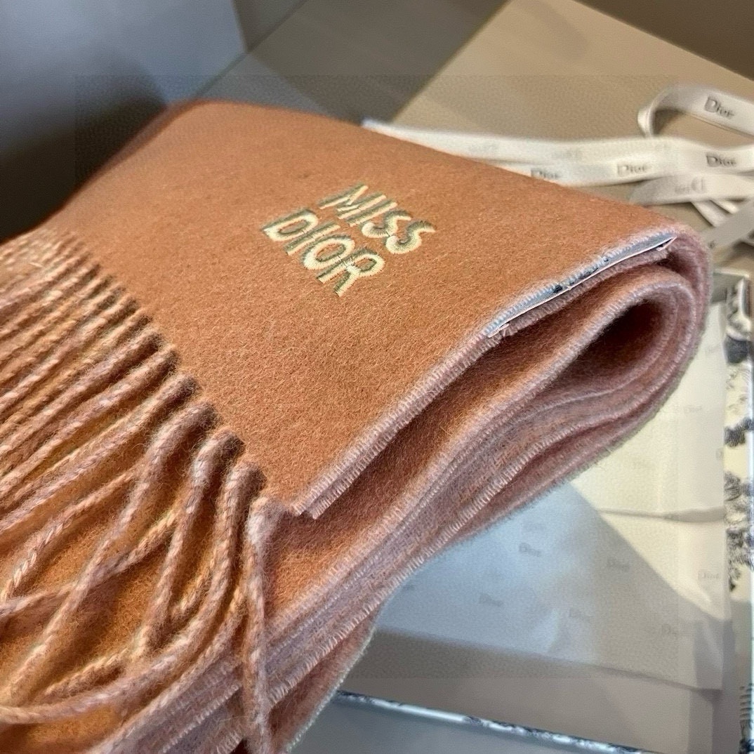 Dior迪奥2025新款羊绒围巾MISSDIOR重磅推荐!100%顶级羔羊绒材质非常保暖柔软亲肤不扎脖经