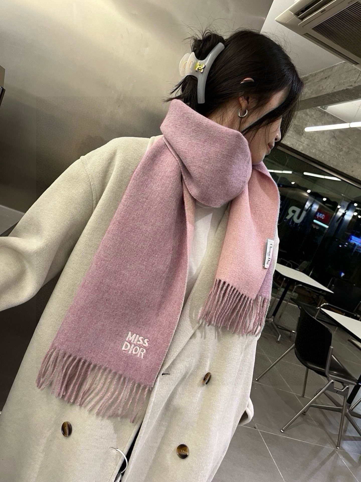 Dior迪奥2025新款羊绒围巾MISSDIOR重磅推荐!100%顶级羔羊绒材质非常保暖柔软亲肤不扎脖经