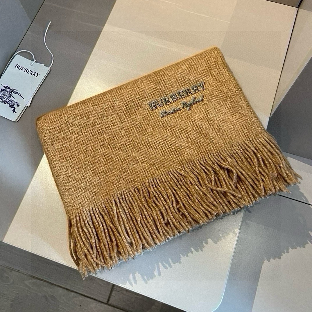Burberry巴宝莉新款高端羊绒针织围巾!出口尾单客供顶级羊绒纱线!这款织法比较难又很费纱线工艺难度非