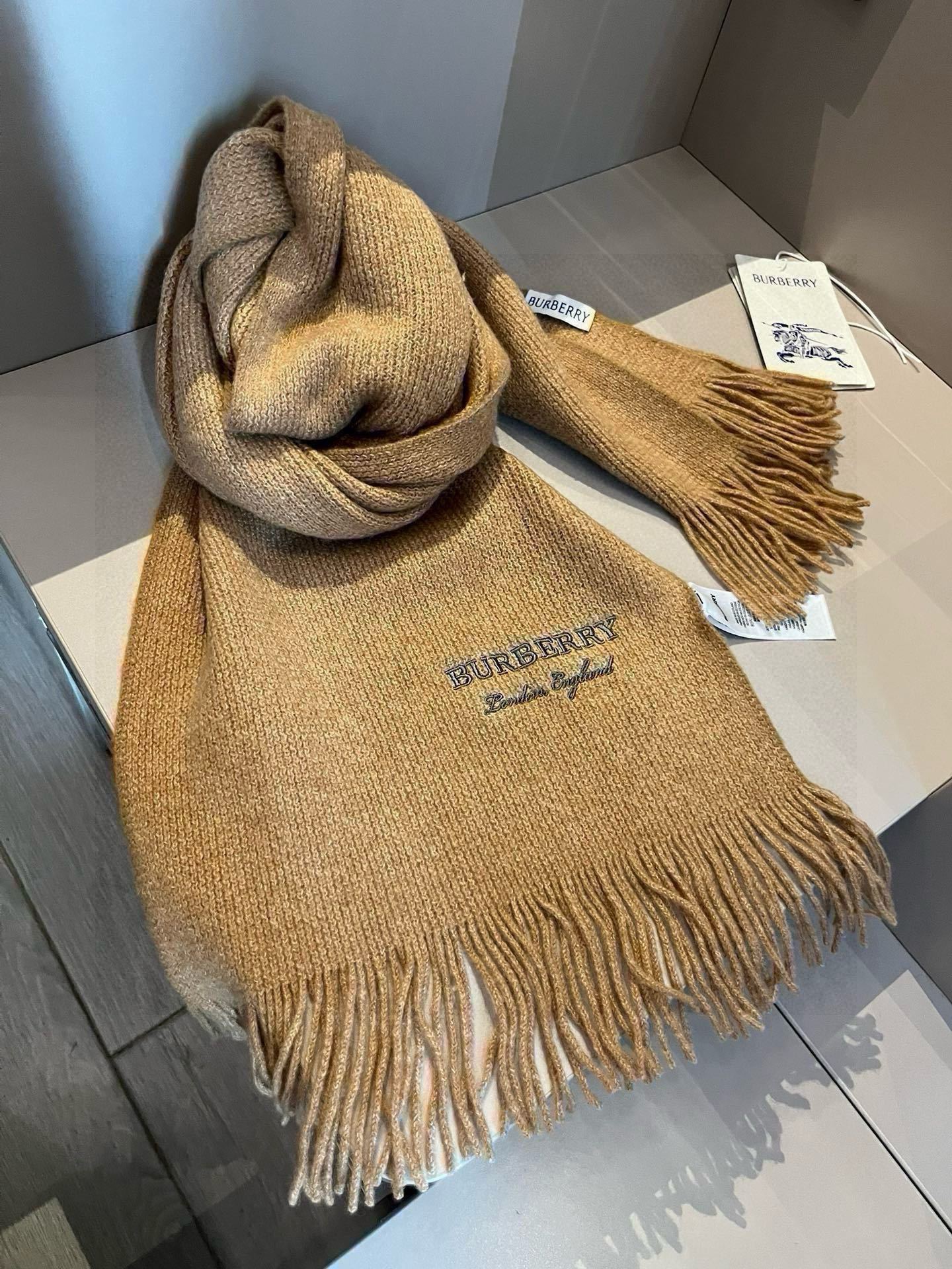 Burberry巴宝莉新款高端羊绒针织围巾!出口尾单客供顶级羊绒纱线!这款织法比较难又很费纱线工艺难度非
