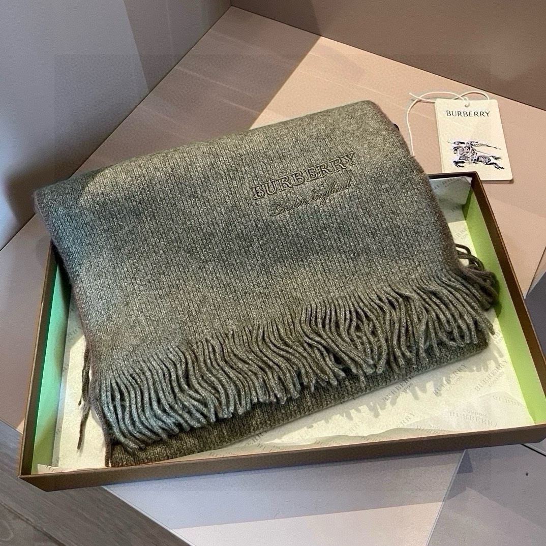 Burberry巴宝莉新款高端羊绒针织围巾!出口尾单客供顶级羊绒纱线!这款织法比较难又很费纱线工艺难度非