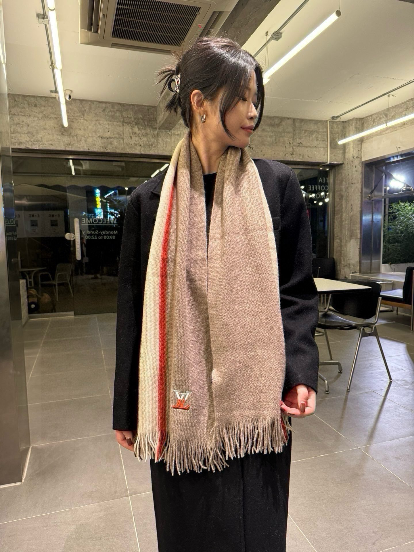 NO:187857,Batch Lv new high-end cashmere knitted scarf!  Export final order, customer supply top cashmere yarn!  This weaving method is difficult, and it costs a lot of yarn, and the process is very difficult!  !  It can be formal, casual, very Classical men's design. Such a men's scarf is definitely an aesthetically out of date item!  The cashmere scarf that looks good at any surround is really unique!  !  It's so practical and versatile, but there's no unnecessary design, and it looks good no matter how you surround it!  It has a drape, warm and very slimming!  It is very suitable to match formal wear or casual wear ~ folding or circling is perfect, with a warm and graceful demeanor Size: 28180 high-version scarf, high-version scarf, christian louboutin, louis vuitton19860909批 Lv新款高端羊绒针织围巾！出口尾单,客供顶级羊绒纱线！这款织法比较难,又很费纱线,工艺难度非常大！！可正式,可随意,非常Classical的男款设计.这样的男款围巾,绝对是一条审美不过时的单品！随便围都会好看的羊绒围巾,版型真是一绝！！太实用百搭了,其实没有多余的设计,怎么围都好看！有垂坠感,温暖且非常显瘦！搭配正装或者搭配休闲装都很合适~对折挂围或者绕圈围都完全可以,有温度的风度Size:28180高版本围巾,高版本围巾,christian louboutin,louis vuitton,scarf