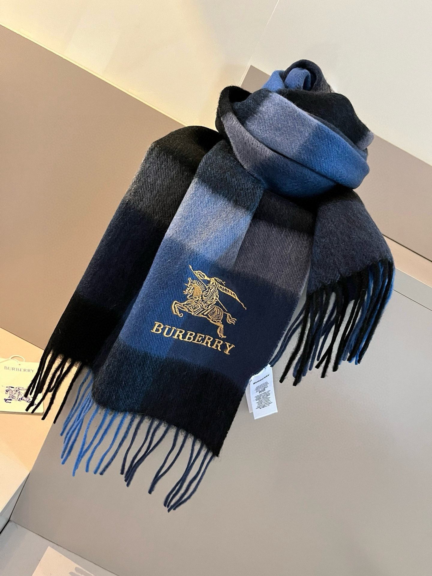 Burberry巴宝莉高品质新品金丝战马刺绣羊绒围巾!惊爆上架海外专柜最新男士女士情侣款羊绒围巾国内专柜