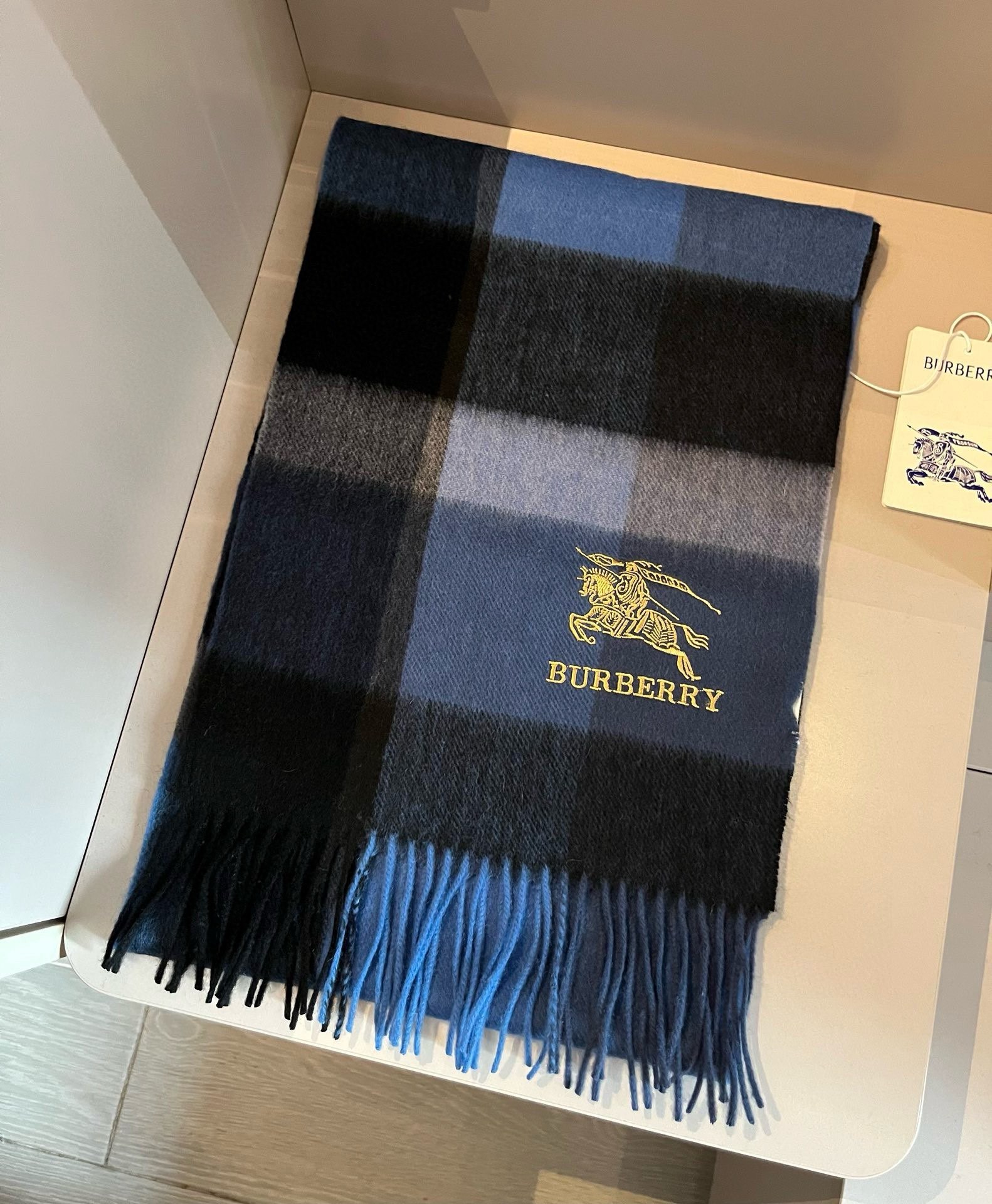 Burberry巴宝莉高品质新品金丝战马刺绣羊绒围巾!惊爆上架海外专柜最新男士女士情侣款羊绒围巾国内专柜