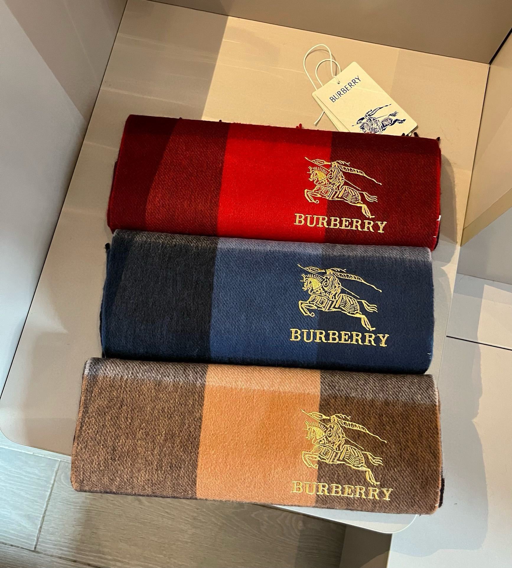 Burberry巴宝莉高品质新品金丝战马刺绣羊绒围巾!惊爆上架海外专柜最新男士女士情侣款羊绒围巾国内专柜