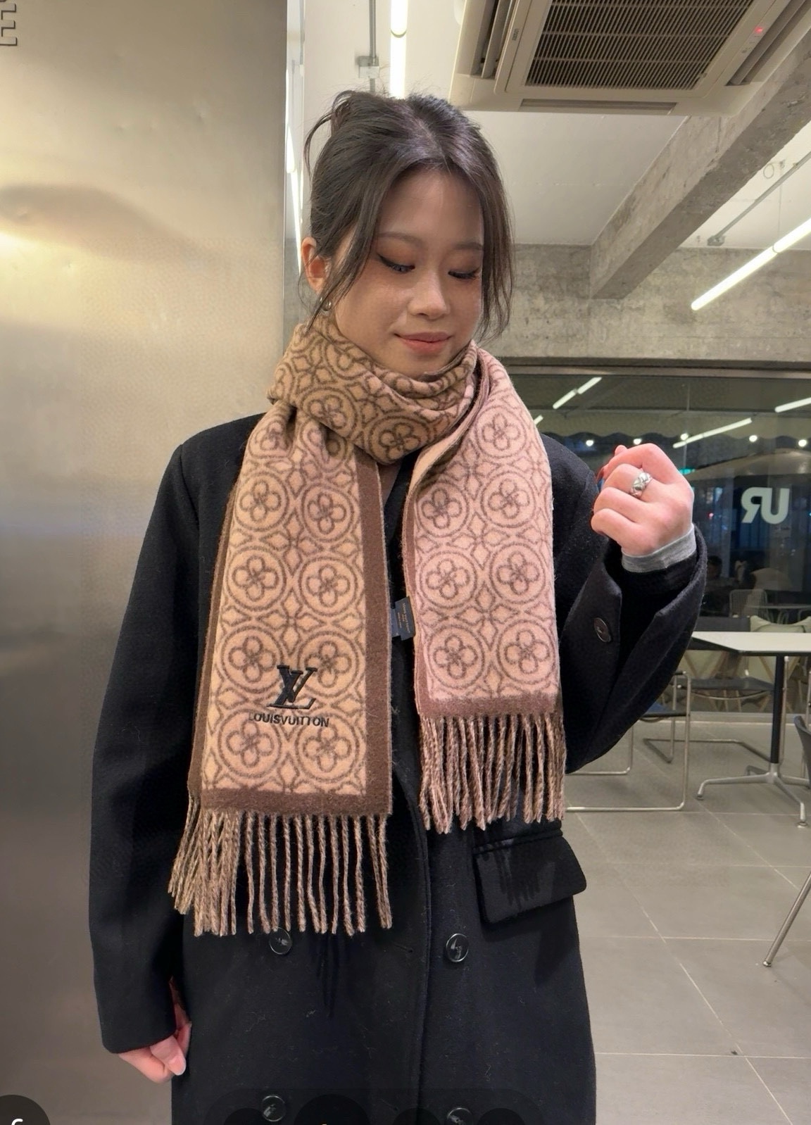 LV路易威登新款羊羔绒围巾双面提花设计专柜爆版！集颜值与内涵于一体的新品Lv的设计师真的每年都不会让人失