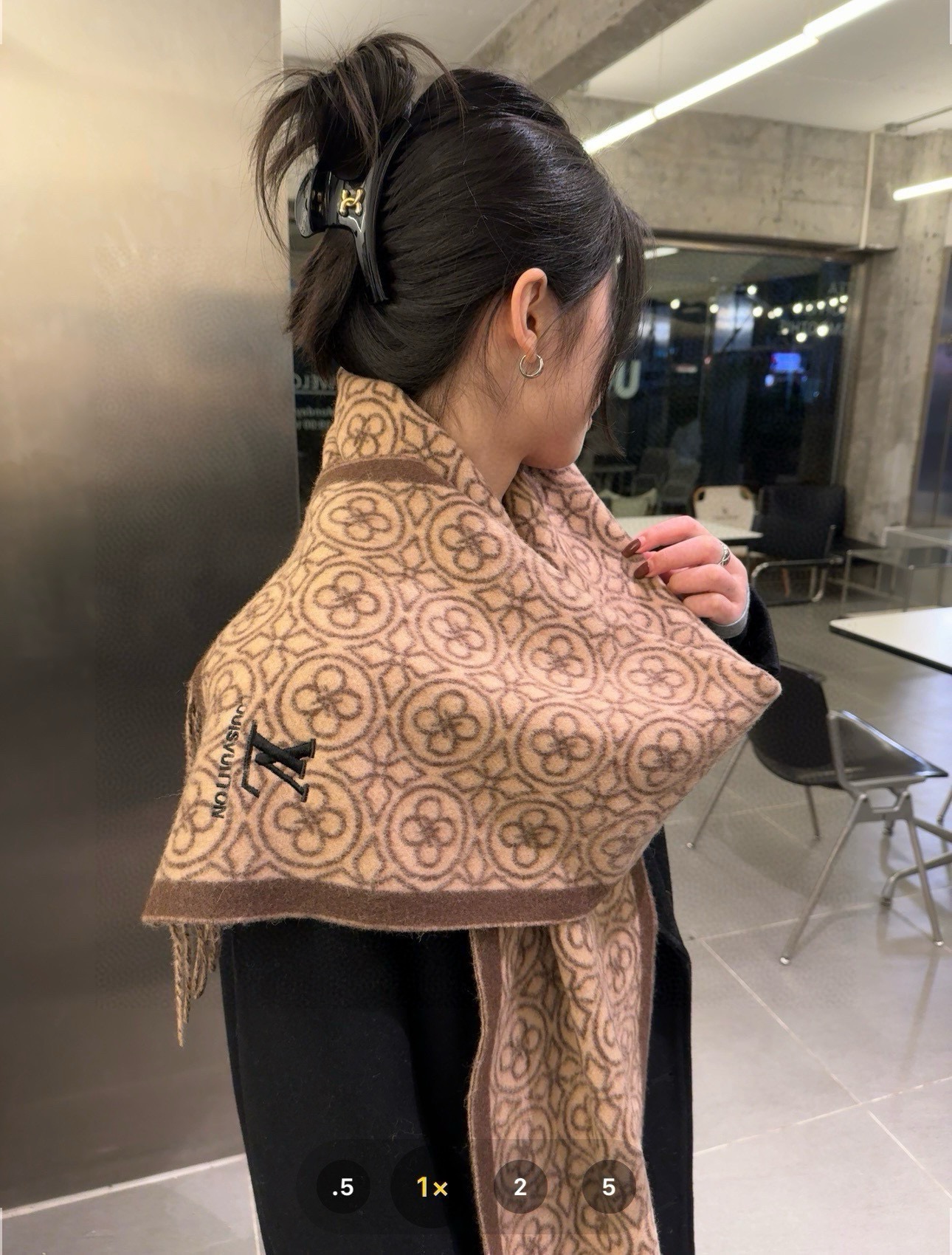 LV路易威登新款羊羔绒围巾双面提花设计专柜爆版！集颜值与内涵于一体的新品Lv的设计师真的每年都不会让人失