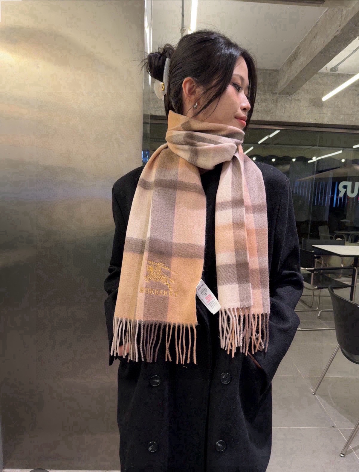 NO:187890,Burberry · Burberry export orders The exquisite war horse embroidery makes the scarf look more high-end and elegant. The high-end scarf design has always been simple but it is super nice. It is very practical and versatile in daily life. It is really nice to provide raw materials, soft and glutinous, and has a very good drooping feeling. In short, I really like this master-level fashionable feeling. People with attitude will definitely like it. Young, fashionable, confident, and have an attitude. It is very beautiful!  This design is more advanced, more atmospheric, and more affordable. Size: 32x180 cm, high-end wool scarf, high-end scarf, burberry, burberry19860909批 Burberry ·巴宝莉出口订单尾货精致的战马刺绣让围巾显得更加高级优雅,高端围巾设计向来都很简约但就是超nice,日常非常实用百搭手感真的非常赞客供原料,软糯,垂感也非常好,总之非常非常喜欢这种高手级别的时髦感,有态度的时髦人一定会喜欢.年轻,时髦,自信,有态度.很美！这样的设计更高级,更大气,更加经得起推荐 尺寸:32x180 cm,绵羊毛高版本围巾,高版本围巾,burberry,burberry,scarf