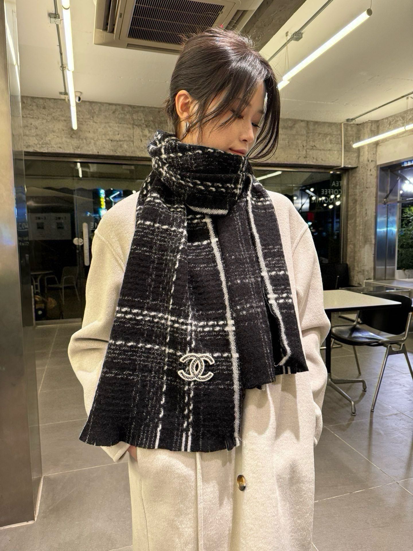 NO:188228,典关键词: Chanel [Real Fragrance Series · Chanel Classic Little Flavor Black and White Check Scarf] Fashion and luxurious quality woolen yarn for joint venture ordering for passengers, a rare high-end product!  Giving people to use it is absolutely high-end and exclusive real-life photography, the color is super high and top-quality goods are not waiting for people, special channels sell one with one less and one absolutely top-quality goods, any detail is the counter's 32*186cm heavy recommended high-version scarf, high-version scarf, chanel, chanel19860909批 香奈儿【真香系列 · Chanel 经典小香风黑白格纹围巾】时尚奢华品质上乘客供合资订纺的毛呢纱线,难得一见的高端货！送人自用绝对高大上独家实物拍摄所见所得,颜色超正顶级好货不等人,特殊渠道货卖一个少一个绝对的顶级好货,任何一个细节都是专柜的节32*186cm 绵羊毛重磅推荐高版本围巾,高版本围巾,chanel,chanel,scarf