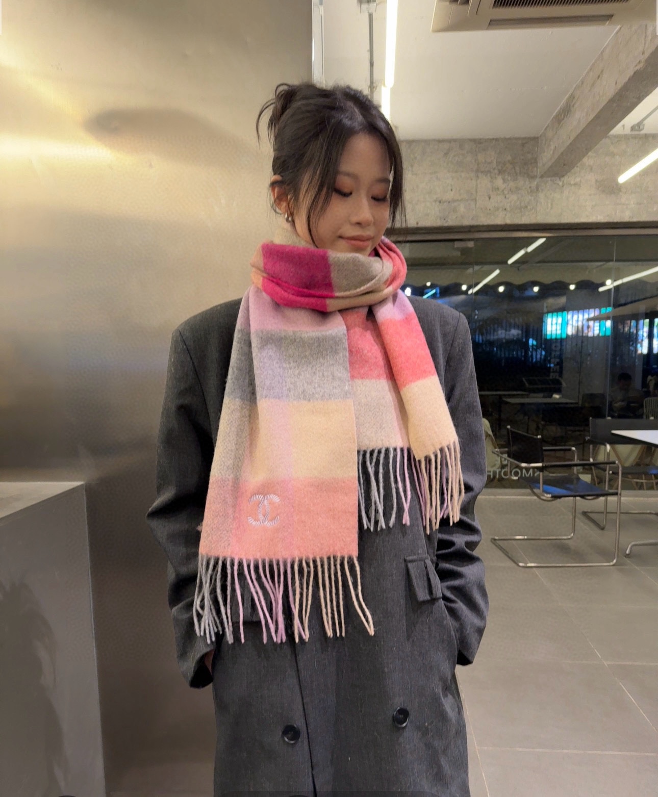 NO:188241,Chanel · Chanel's new lamb cashmere scarf looks so beautiful that it's crazy. It's so stylish and charming. It's very eye-catching autumn and winter items, allowing you to easily make C-positions!  I really like it, the very jumping color design. The upper body effect is invincible, the touch is really amazing. The upper body effect is really good no matter how you surround it!  !  This style is really bought with your eyes closed, and it is easy to control at any age!  !  !  30*200cm high-version scarf, high-version scarf, chanel, chanel19860909批 Chanel · 香奈儿新款羔羊绒围巾好看的要疯掉了,太有型太有魅力了非常亮眼的秋冬单品,让你轻轻松松做C位！真的很喜欢,非常跳跃的颜色设计 上身效果无敌羔绒,手感真的绝了上身效果真的随便怎么围都好看！！这种款式真的闭着眼买,任何年龄层都轻松驾驭！！！30*200cm高版本围巾,高版本围巾,chanel,chanel,scarf