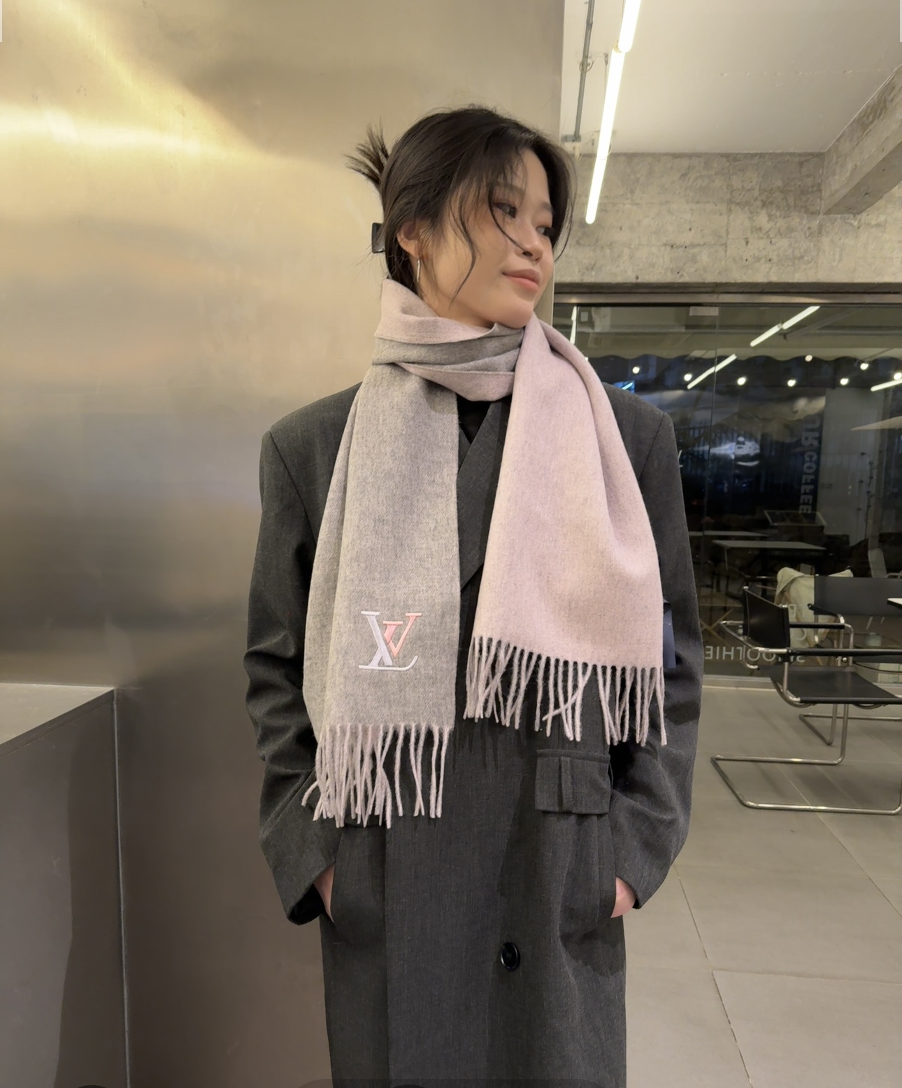 NO:188255,Batch of LV new double-sided lamb cashmere scarf!  Export orders, like to have good looks, high-quality and friendly buys. No matter how you match it, it is full of high-end and elegant texture. The best cashmere has a soft and delicate touch and is invincible. Whether it is the fabric or craftsmanship, it feels very high-end at first glance!  You should know that this type of goods is only produced in small quantities, and this batch of orders is also super strict. The number is very small. The hand is fast and the hand is slow. Size30*180cm cashmere high-version scarf, high-version scarf, louis vuitton19860909批 LV 新款双面羔羊绒围巾！出口订单,喜欢有颜值,高质量的亲可入手,无论怎么搭配都是满满的高级感气质感,极品山羊绒,手感柔软细腻炒鸡无敌,无论是面料还是工艺都是那种一看就很高级的感觉！要知道这类货也只有少量生产,这批订单也是监控超级严格流出来的数量极少手快有手慢无 size30*180cm羊绒高版本围巾,高版本围巾,louis vuitton,scarf