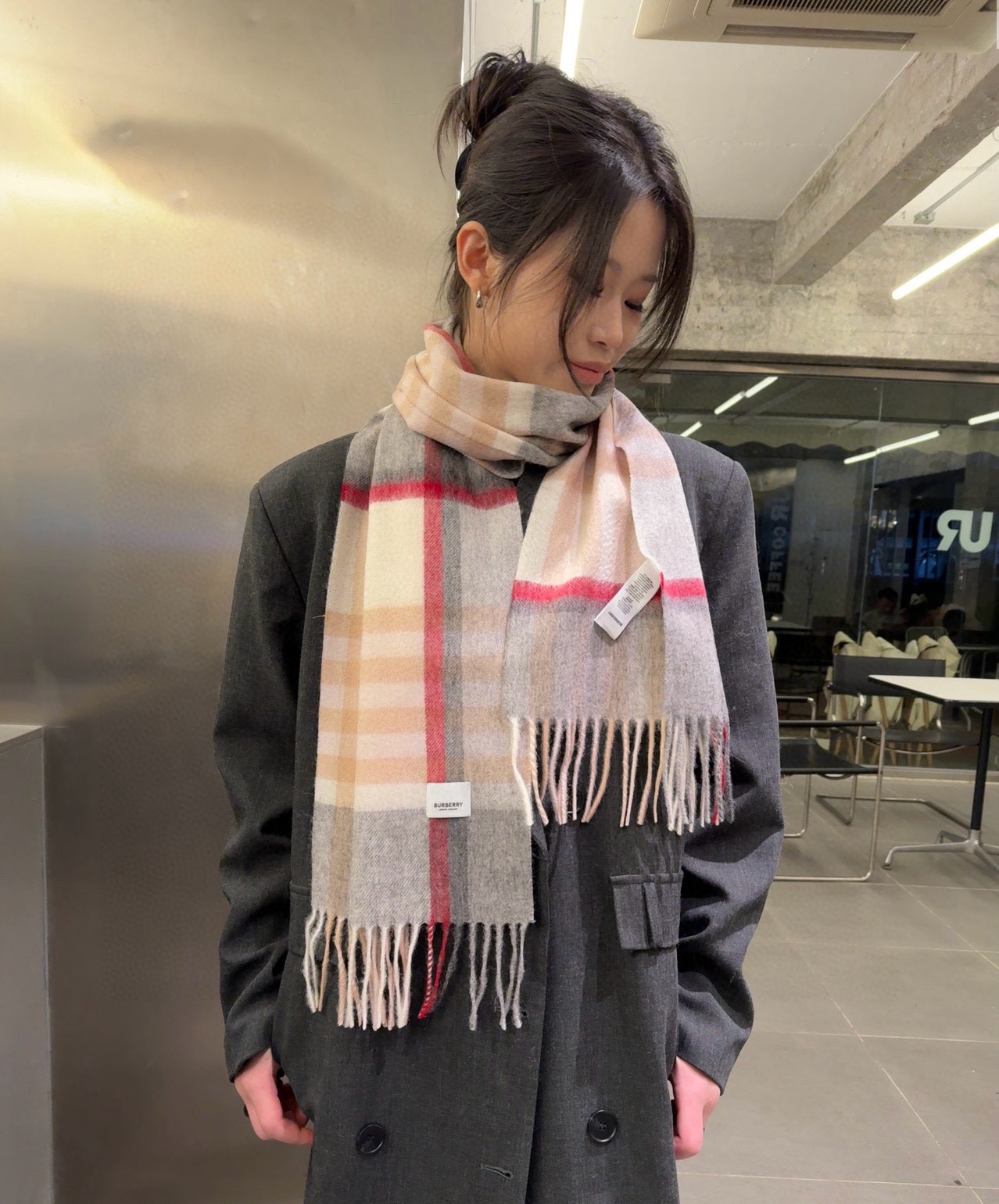 NO:188267,Batch Burberry [Classic Plaid] Cashmere Scarf Super good feel, Real value for money, a large amount of spot, top high-end goods spot issuance quality is not good, high-end products, top design models of fashion brands... Classic Plaid matches fashionable color patchwork is a screaming highlight of this style.. Currently, the high-end quality of counters at home and abroad are super popular. Size: 30*180 high-version scarf, high-version scarf, burberry19860909批 巴宝莉【经典格纹】羊绒围巾 超好手感 真正的物有所值 大量现货 顶级高端货现货发行品质手感好到不行高尖端产物时尚大牌的顶尖设计款..经典格子搭配时尚拼色是此款令人尖叫的亮点秋冬必备的高端精品..目前海内外专柜都超级爆款 尺寸:30*180高版本围巾,高版本围巾,burberry,scarf